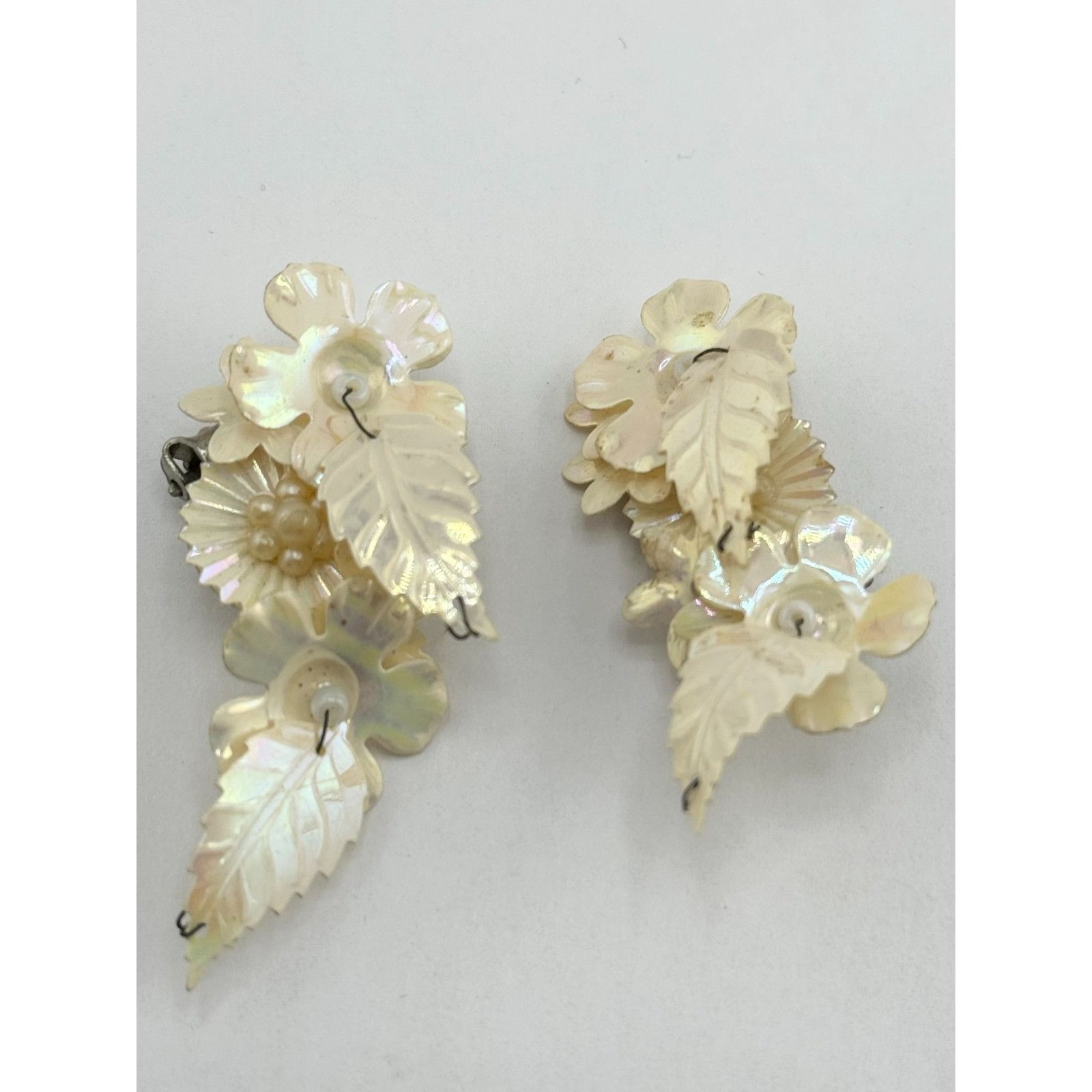 Vintage White plastic flower clip on earrings Size ONE SIZE - 2 Thumbnail