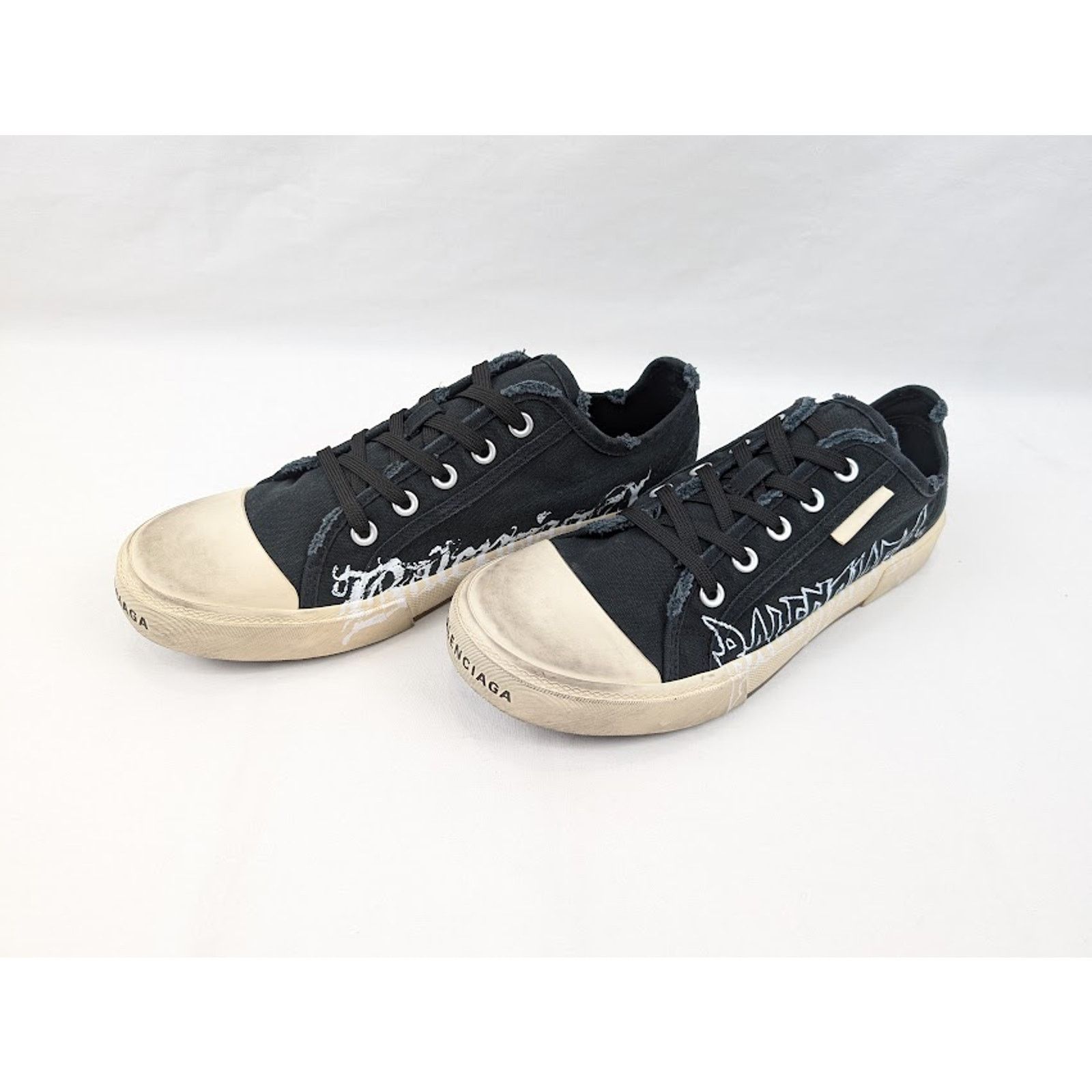 Balenciaga o1rshd1 Q:3 / Paris Low-Top Sneakers in Black/White Size US 11 / EU 44 - 17 Thumbnail