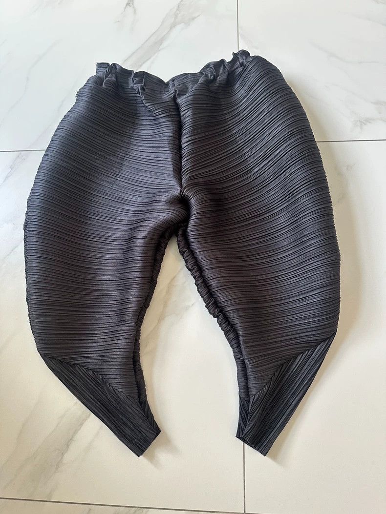 Issey Miyake Issey Miyake size:3 Black pleated chicken leg shorts Size 31" - 1 Thumbnail