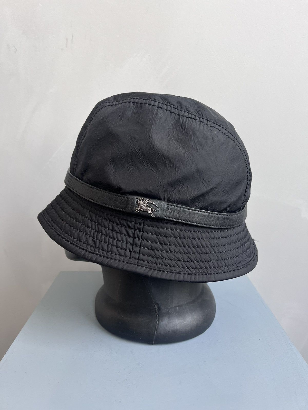 Burberry Plaid Bucket Unisex Hat with Side Zip Pocket -Beige, Black, Red Size M Estes Park White Bucket Hat w/ Stick Pin w/ Zipper Side  main image 3