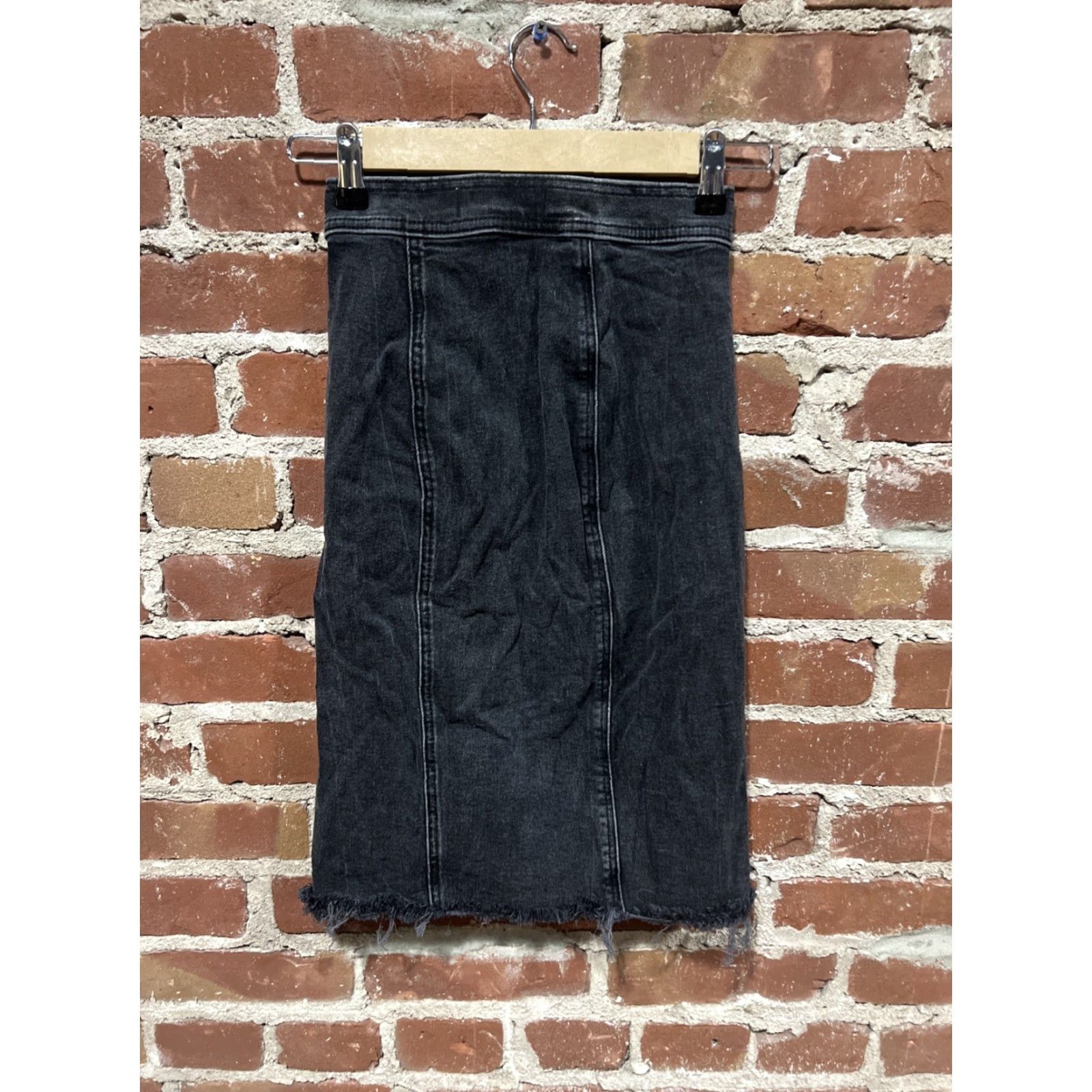 Abercrombie & Fitch VINTAGE Abercrombie Size 00 Ultra High Rise Black Denim Skirt Women Knee Length Straight Slit Stretch Button Closure Size 24" / US 00 / IT 34 - 4 Thumbnail