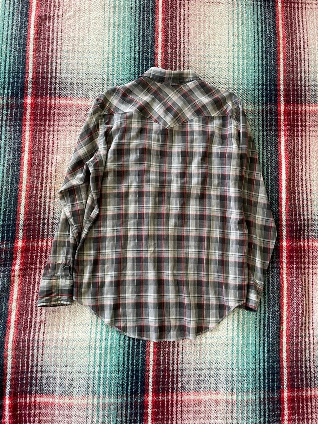 Wrangler 60s Wrangler Long Tails Gray/Red Plaid Pearl Snap Shirt XL Size US XL / EU 56 / 4 - 3 Thumbnail