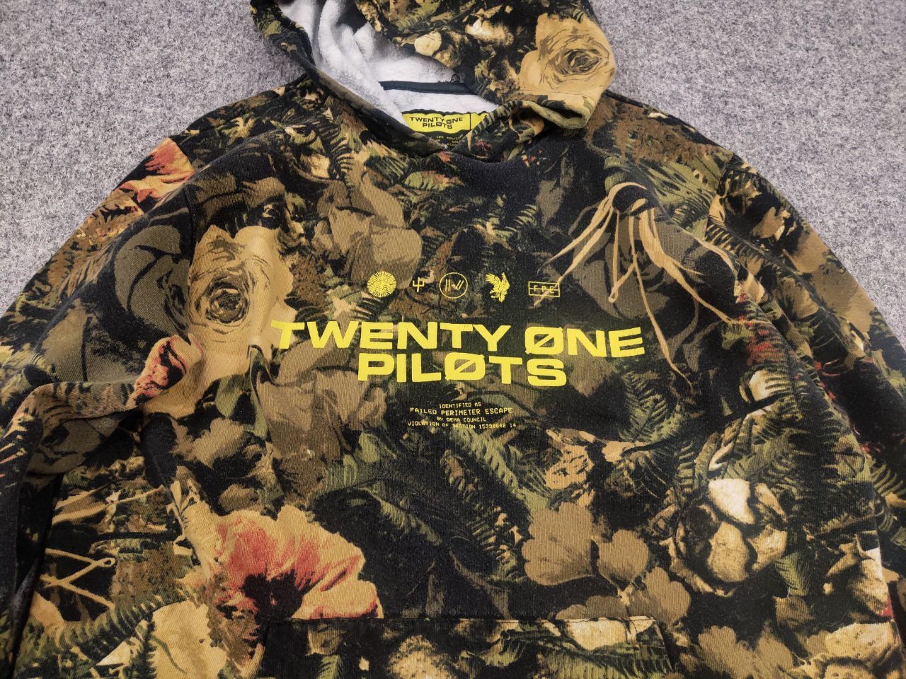 Band Tees Vintage Twenty One Pilots Band Logo Camo Floral Green Hoodie Size US S / EU 44-46 / 1 - 5 Thumbnail