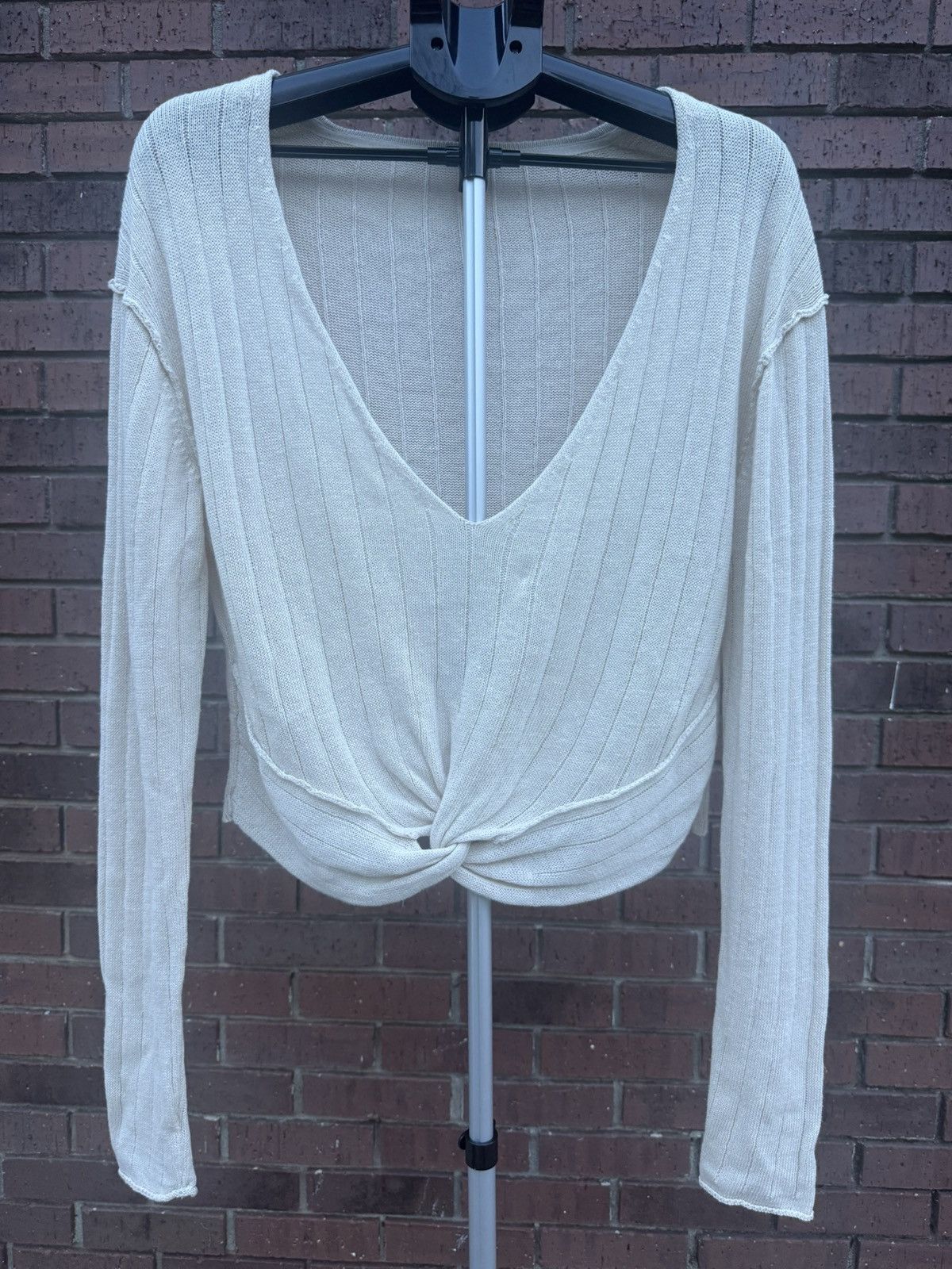 Free People Free People V-Neck Twisted Knot Front Linen Knit Sweater Size M / US 6-8 / IT 42-44 - 1 Thumbnail