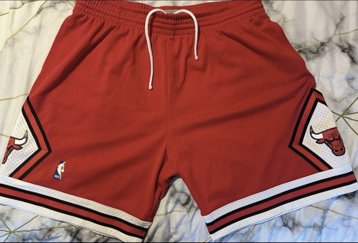 Mitchell & Ness Mitchell & Ness NBA Chicago Bulls Varsity Red Shorts Size US 31 - 2 Thumbnail