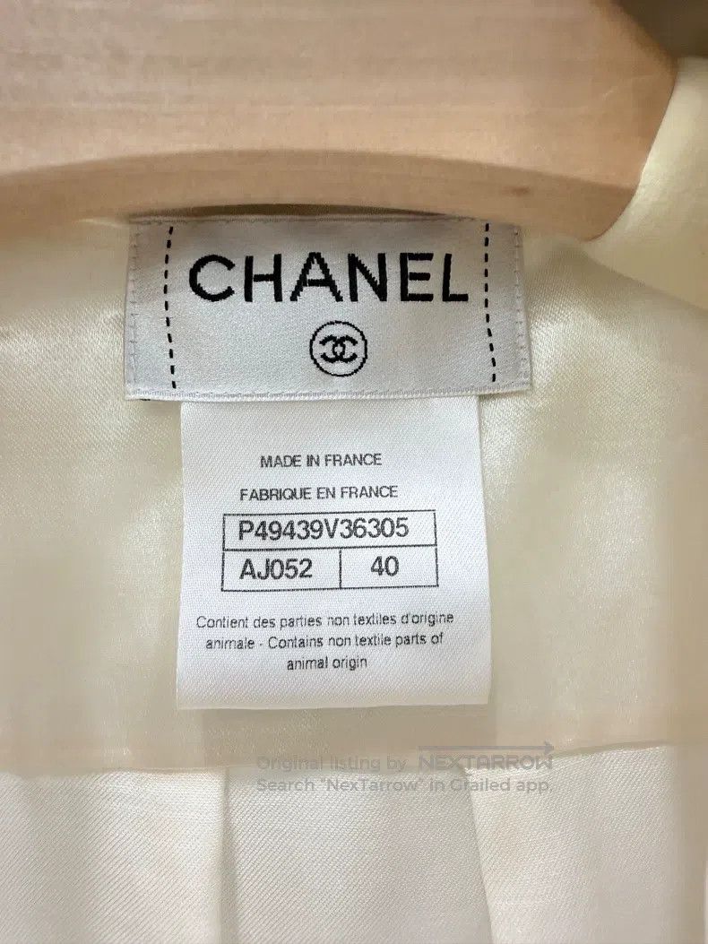 Chanel Chanel Double-row milk-white glosy shirt sleeveless Size S / US 4 / IT 40 - 2 Thumbnail