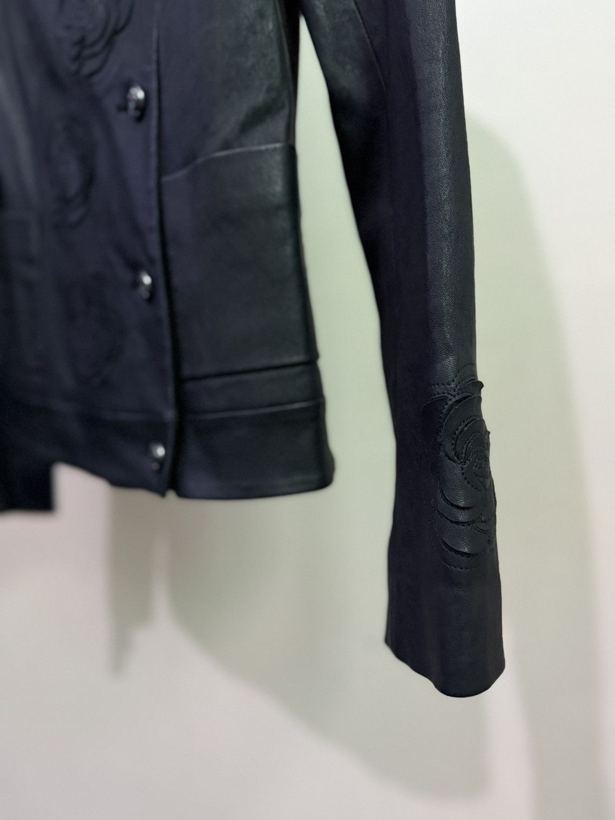 Chanel 13K Chanel 2010 Shanghai Collection Camellia Leather jacket Size XS / US 0-2 / IT 36-38 - 6 Thumbnail
