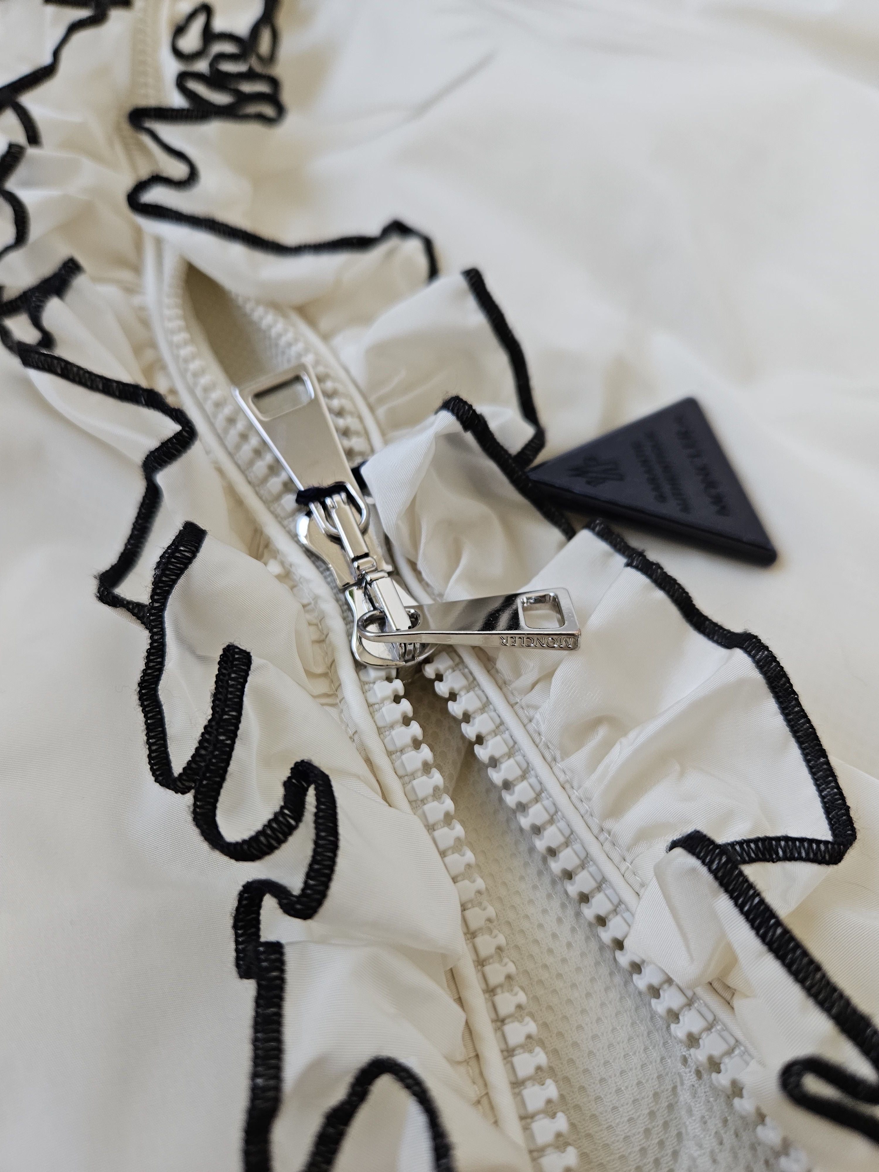 Moncler Moncler vivre giubbotto light jacket windbreaker Size XS / US 0-2 / IT 36-38 - 13 Thumbnail