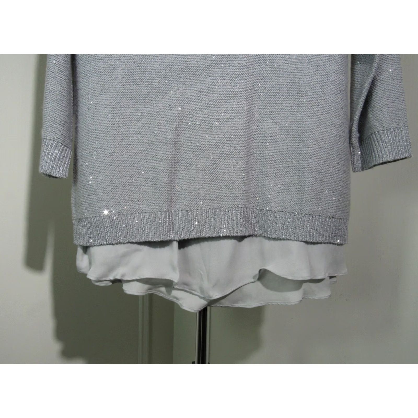 Neiman Marcus Neiman Marcus Sweater Womens S Gray the Cashmere Collection Grey with Sequin Size Size S / US 4 / IT 40 - 3 Thumbnail