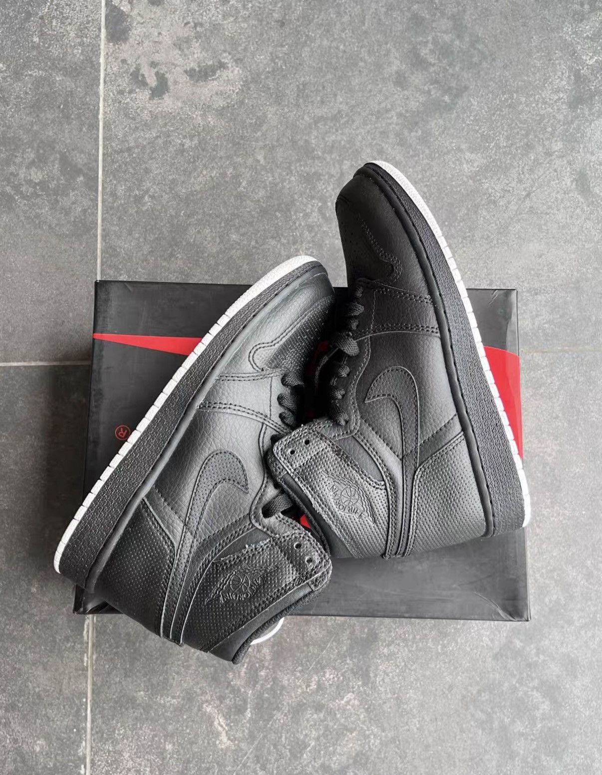 Jordan Brand Air Jordan 1 High Solid black leather upper J42 Size US 4.5 / IT 34.5 - 4 Thumbnail