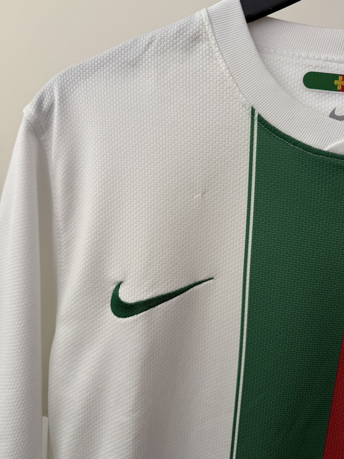Nike PORTUGAL 2010 2011 AWAY FOOTBALL SHIRT SOCCER JERSEY Size US M / EU 48-50 / 2 - 5 Thumbnail