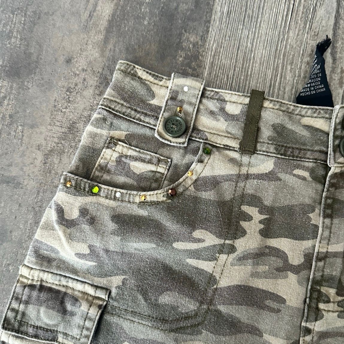 Arizona Jean Co. arizona jean co green camo bedazzled skirt Size 32" / US 10 / IT 46 - 2 Thumbnail