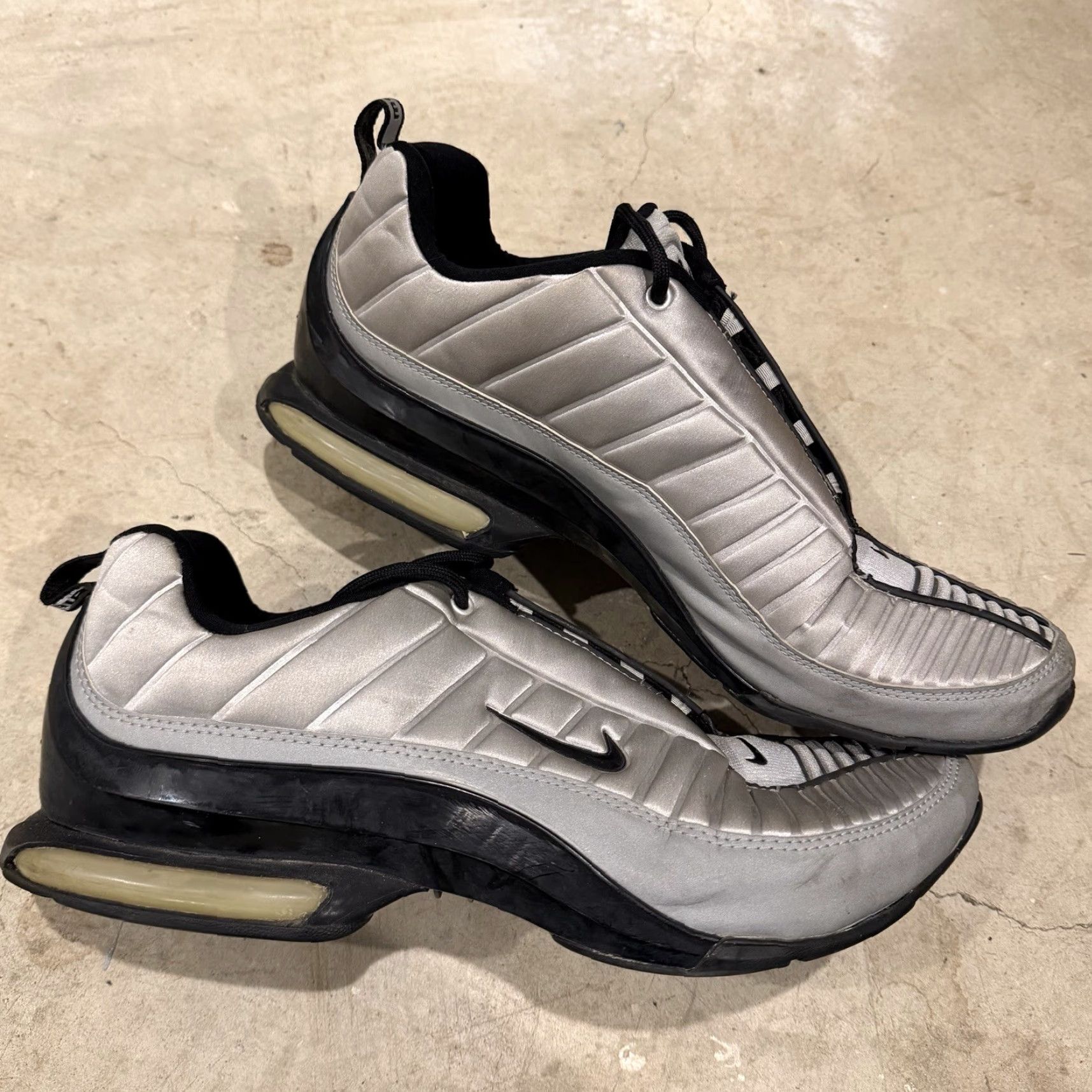 Nike VINTAGE Nike Air Mens 13 Metallic Silver 302468-004 Sneaker Distressed Fair Womens Mens Boys Size US 13 / EU 46 - 2 Thumbnail