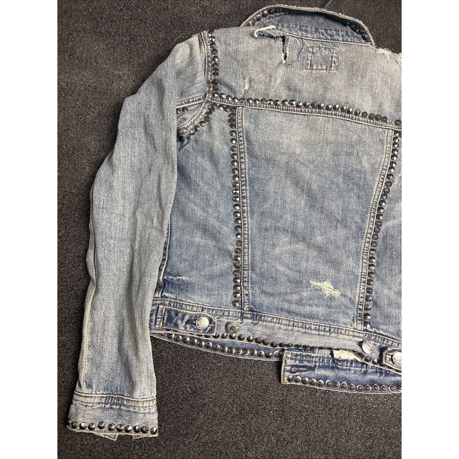 American Eagle Outfitters American eagle Studded jean jacket Size XS Distressed Denim Size S / US 4 / IT 40 - 9 Thumbnail