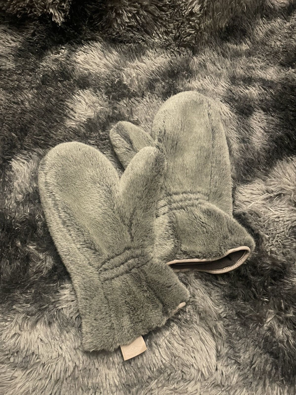 Vivienne Westwood ‘10’s Vivienne Westwood Grey Fur Mittens Size ONE SIZE - 1 Thumbnail