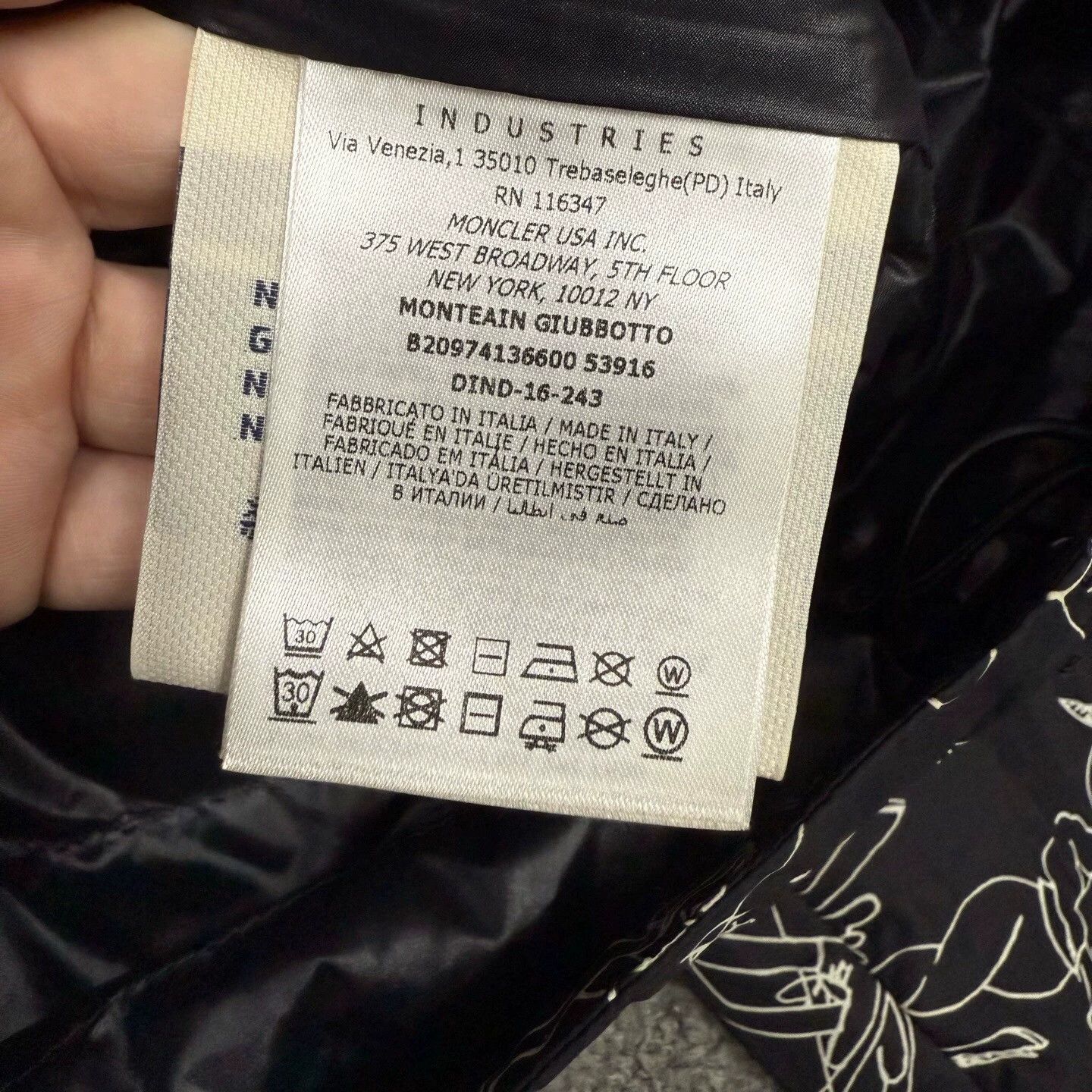 Moncler Moncler skier print black lightweight down jacket size 4 Size US XL / EU 56 / 4 - 4 Thumbnail