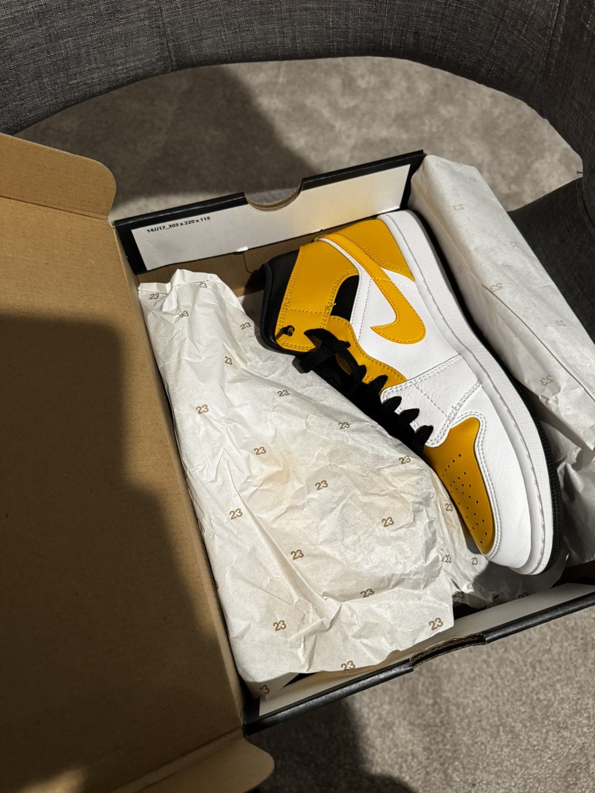 Jordan Brand Air Jordan 1 Mid Size US 9 / EU 42 - 12 Thumbnail