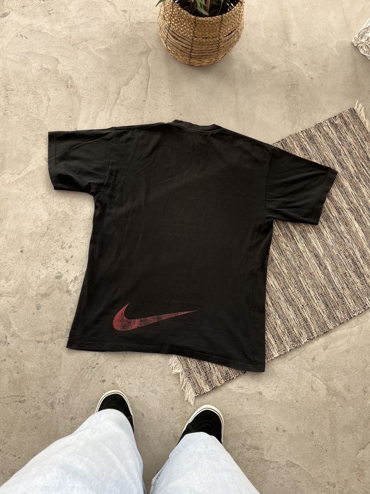 Nike 90s Vintage Nike Black Center logo Tshirt Big Swoosh Back Size US L / EU 52-54 / 3 - 2 Thumbnail