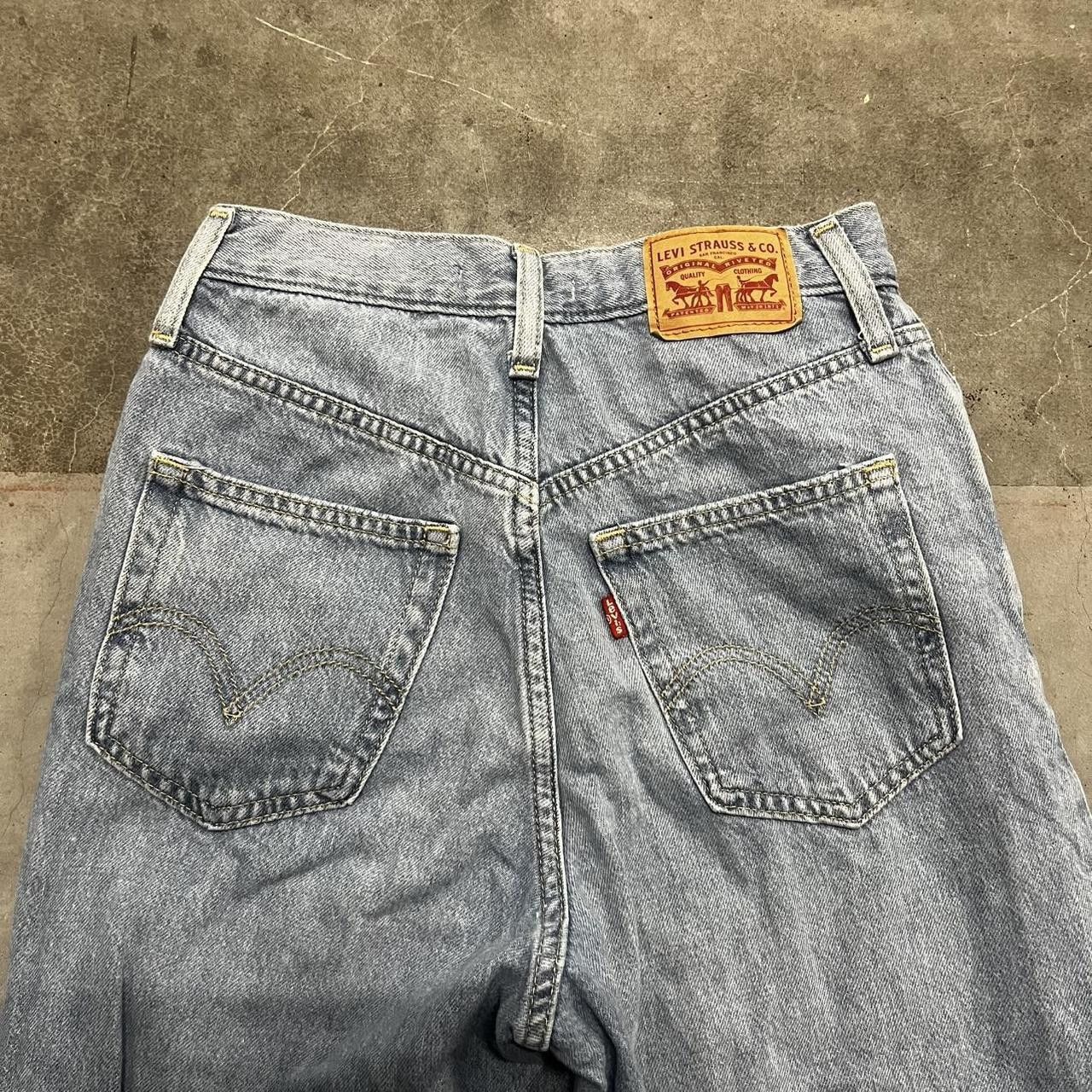 Vintage Vintage Y2K/2000s Baggy Levis High Waisted Baggy Fit Light wash Denim Jeans! Size US 26 / EU 42 - 5 Thumbnail