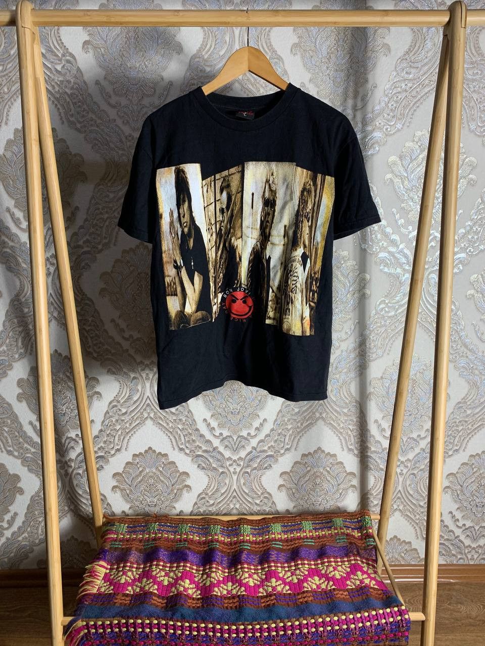 Band Tees Vintage Hunder Bon Jovi Rock T-shirt Retro Tour Y2K 90s Size US L / EU 52-54 / 3 - 1 Thumbnail