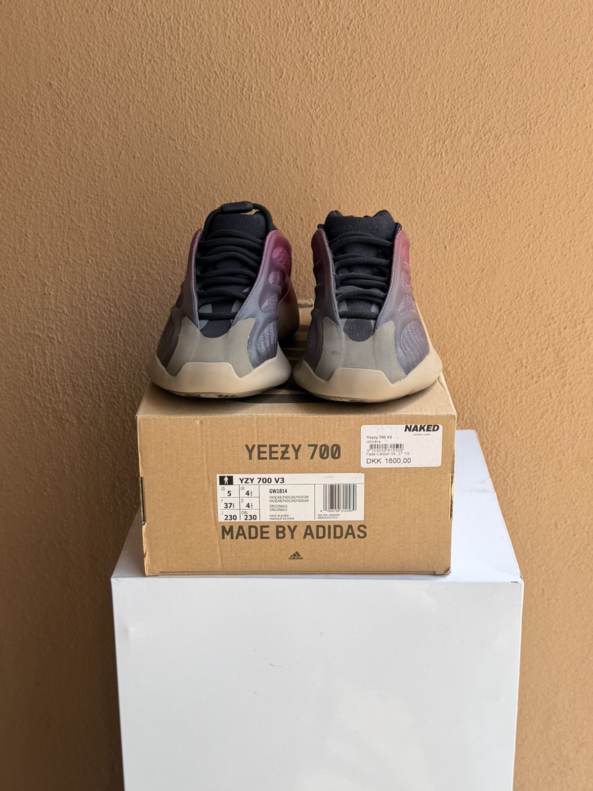 Yeezy Adidas Yeezy 700 v3 Fade Carbon GS Size 5 Size US 5 / EU 37 - 4 Thumbnail