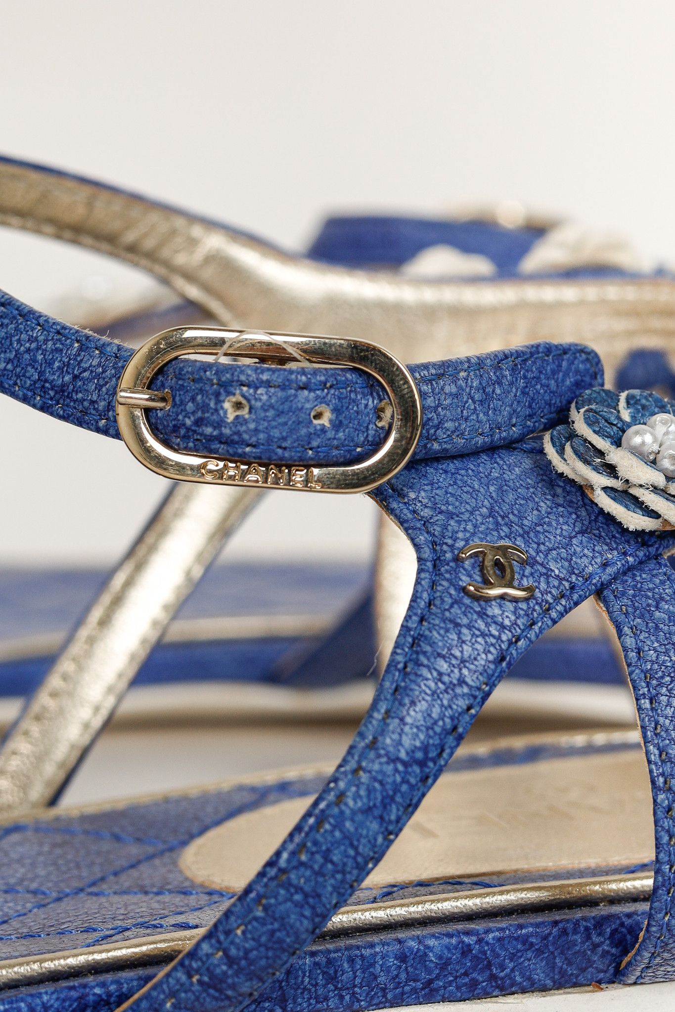 Chanel Chanel Blue Floral-Embellished Leather Thong Sandals Size US 10.5 / IT 40.5 - 10 Thumbnail