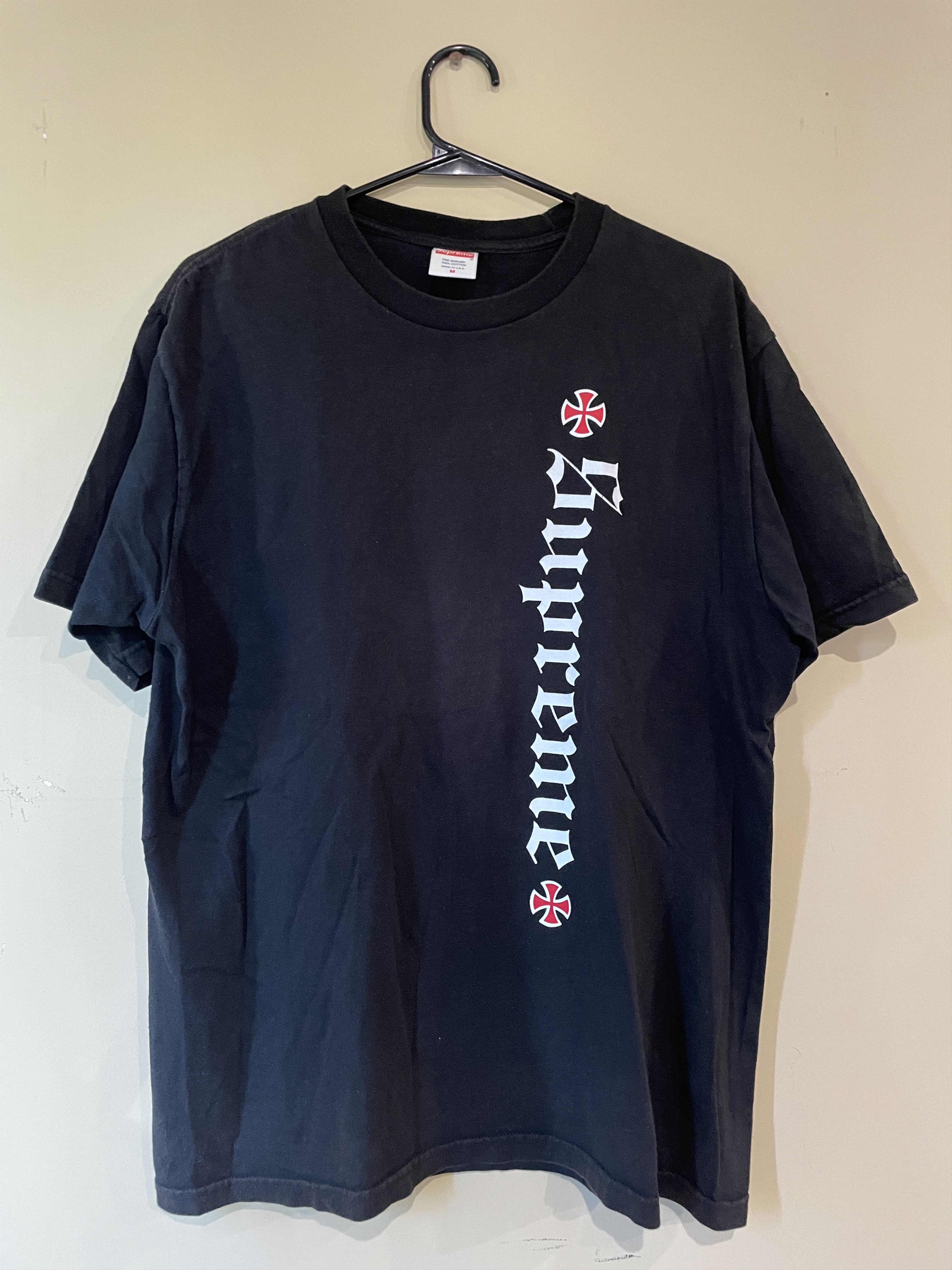 トップス Supreme INDEPENDENT Old English Tee Supreme Independent Old English Tee Black Men's - FW17 - US