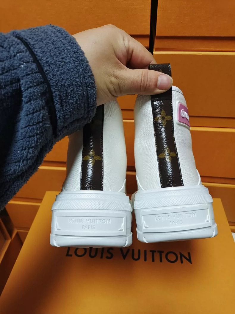Louis Vuitton Louis Vuitton Louis Vuitton Women's Sneakers Size 35-2506 Size US 5 / IT 35 - 8 Thumbnail