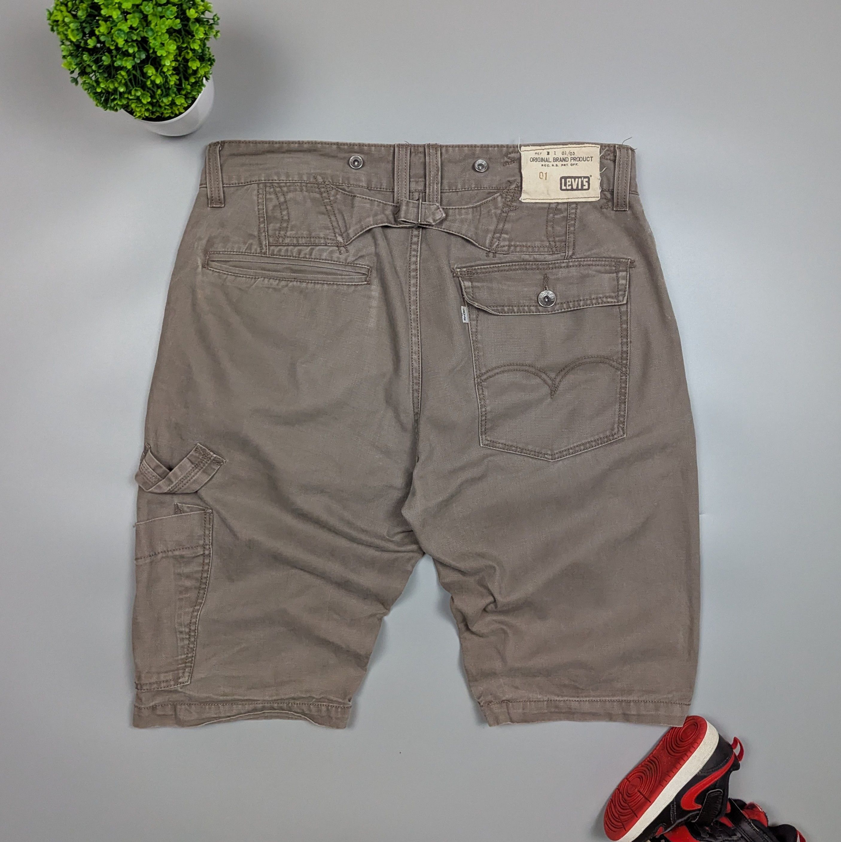 Levi's × Vintage LEVIS Vintage Men's Shabby Gray Cargo Shorts Bermuda W34 Size US 34 / EU 50 - 1 Thumbnail