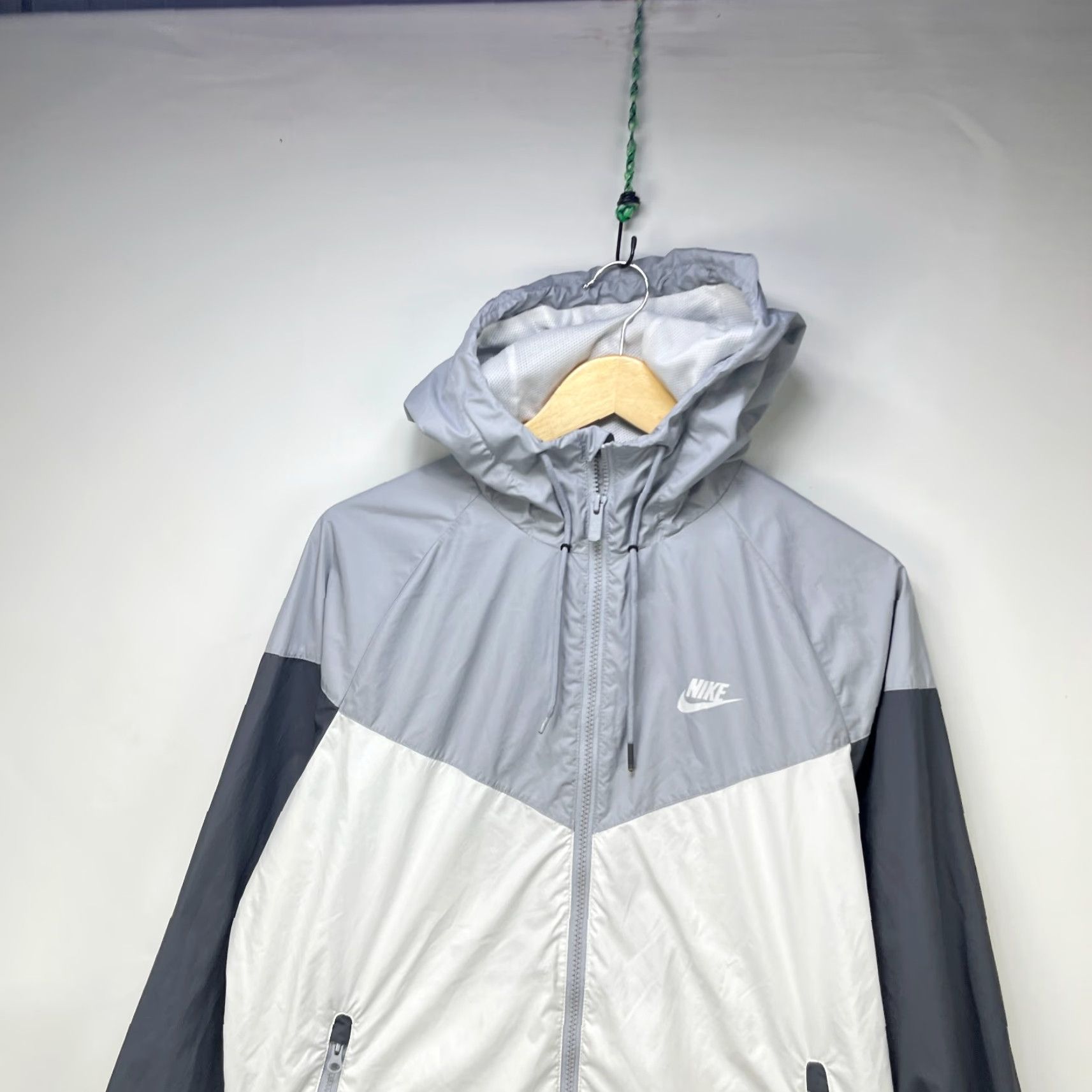 Nike VINTAGE Nike Y2K Hooded Windbreaker Full Zip Jacket M White Mens Windbreaker Nike Shirt Size US M / EU 48-50 / 2 - 2 Thumbnail
