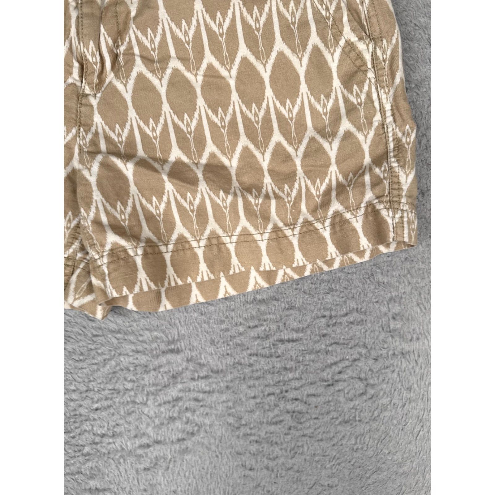 The North Face VINTAGE? No. Wait: The North Face Shorts Womens 8 Beige Geometric Chino Stretch Hiking Casual 30x5 Size 30" / US 8 / IT 44 - 2 Thumbnail