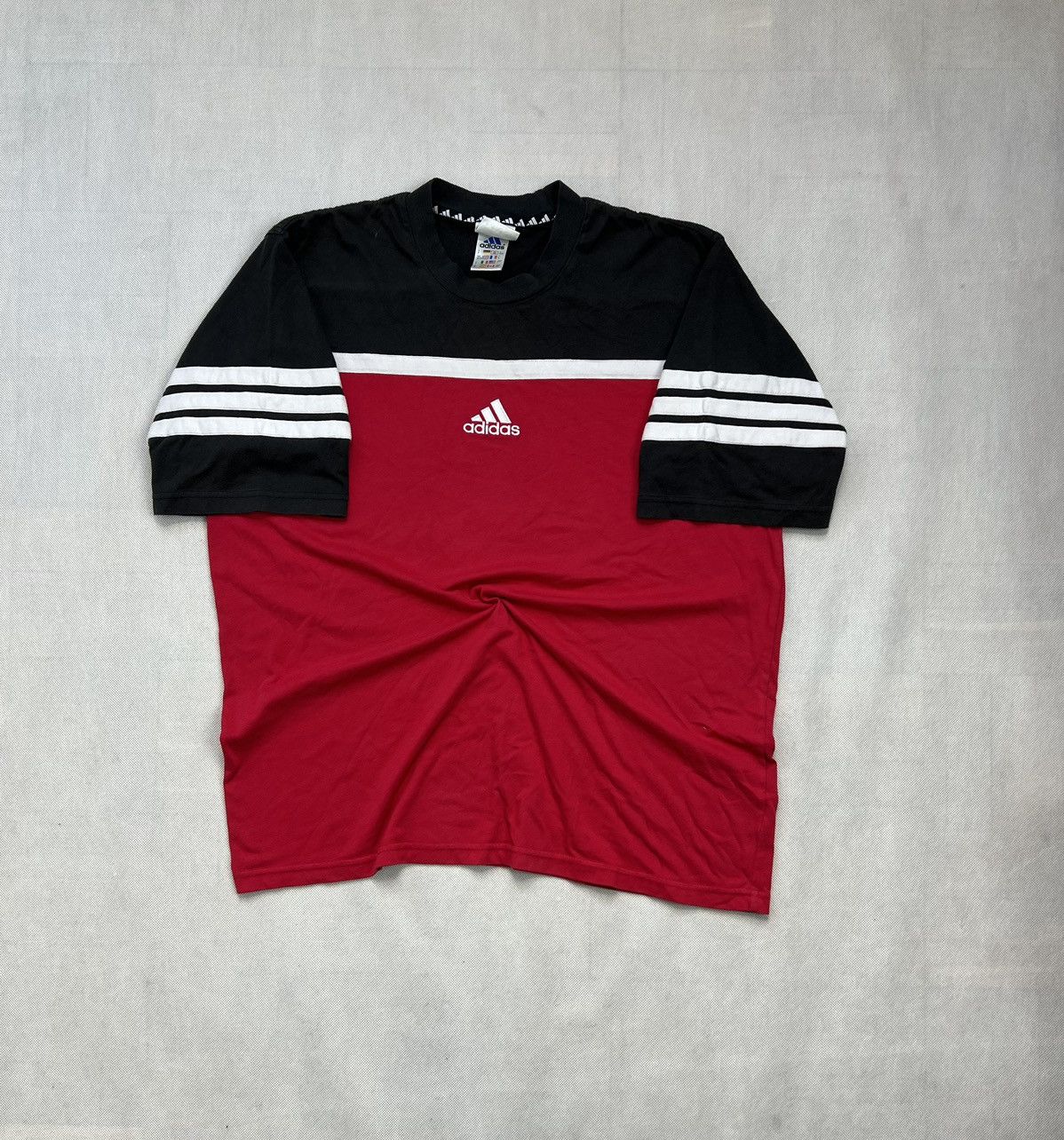 Adidas × Vintage Tshirt Adidas Center Logo Vintage 90’s Size US L / EU 52-54 / 3 - 1 Thumbnail