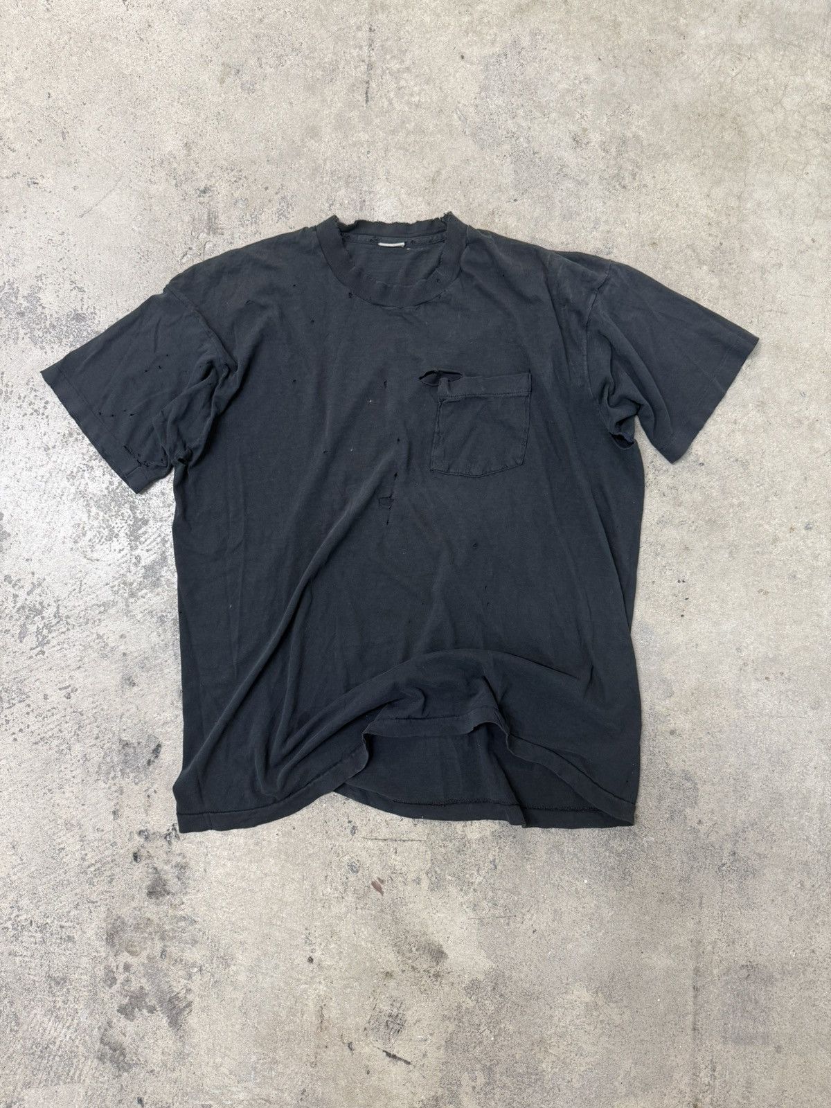 Vintage Vintage Trashed 90’s Black Blank Pocket tee Size US L / EU 52-54 / 3 - 1 Thumbnail