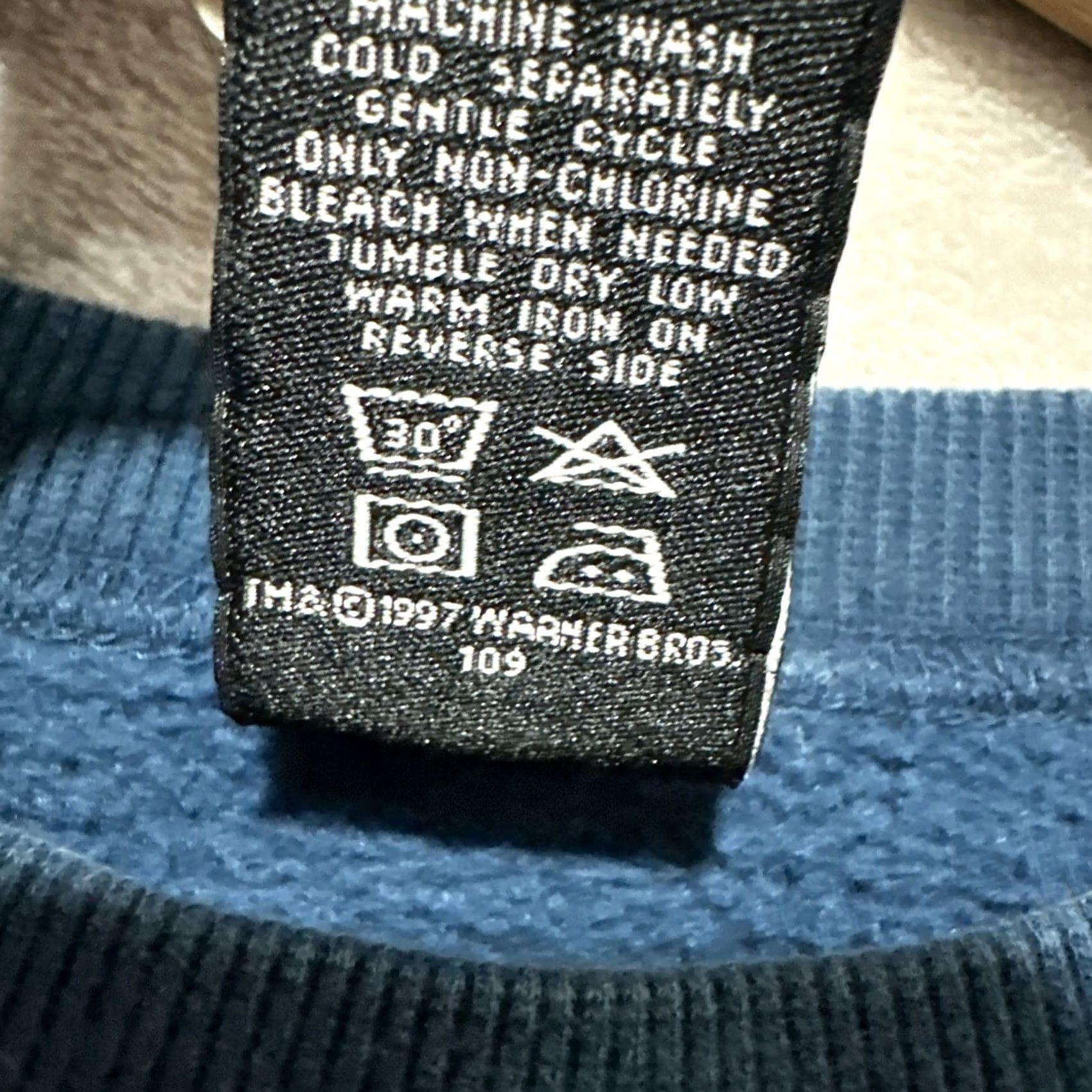 Vintage VINTAGE Warner Bros Embroidered Character Crewneck Sweater Navy Blue L Men/Women? Size US L / EU 52-54 / 3 - 5 Thumbnail