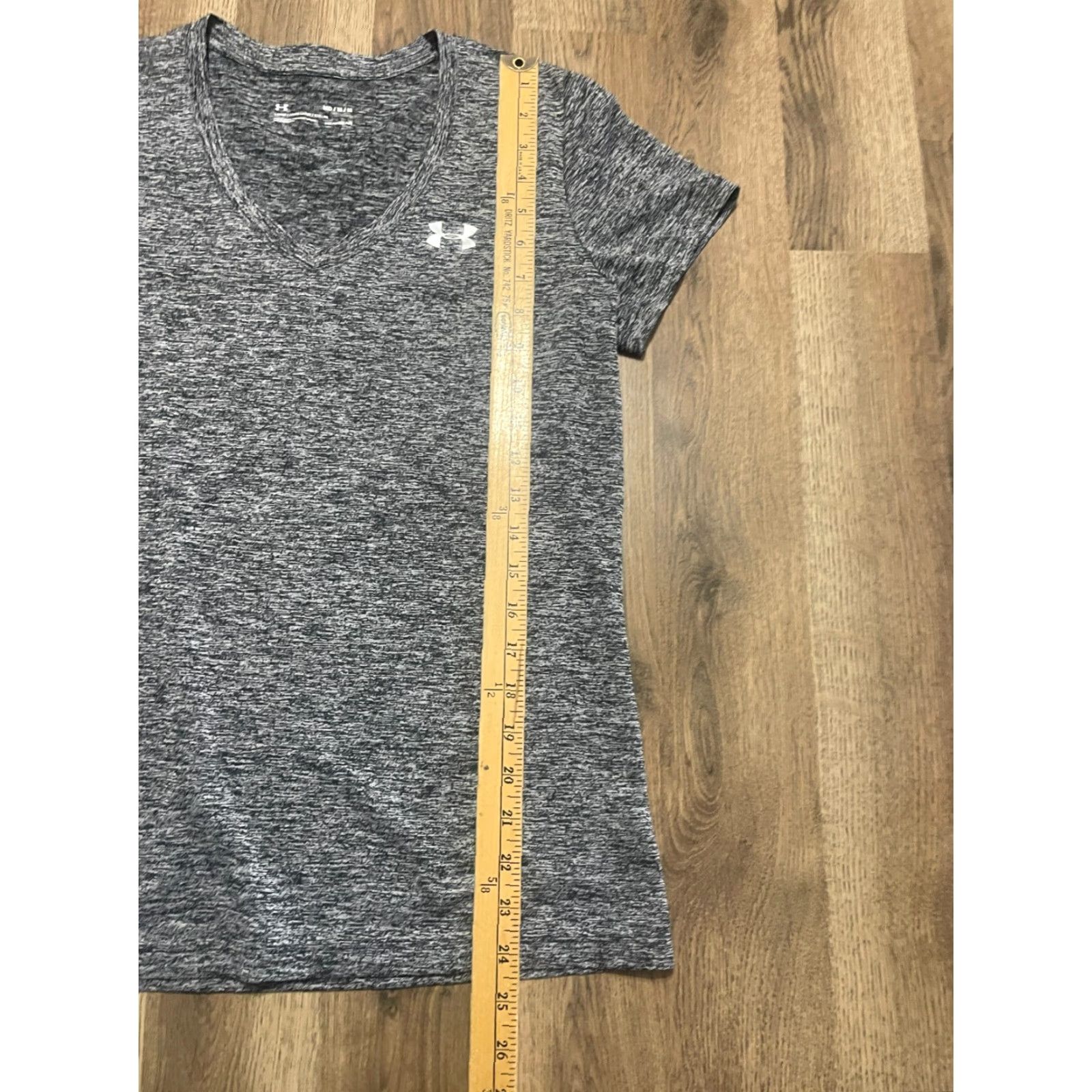 Under Armour Under armour Shirt Women's Medium Gray V-neck Short Sleeve Heatgear Shirt M Womens Gray V-Neck Short Sleeve Heatgear Size M / US 6-8 / IT 42-44 - 7 Thumbnail
