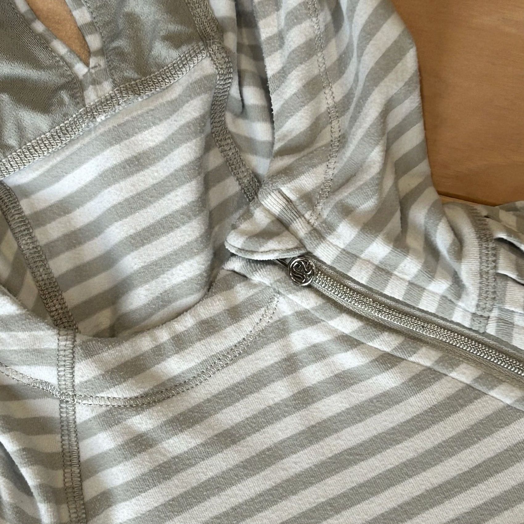 Lululemon Lululemon Run: Back On Track Pullover Striped Top Long Sleeve Women’s 10 Gray / White Hooded Size L / US 10 / IT 46 - 4 Thumbnail