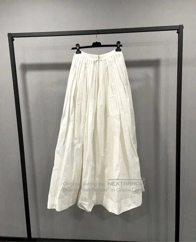 Burberry Burberry White Cotton Long Pleated Skirt. Size 28" / US 6 / IT 42 - 1 Thumbnail