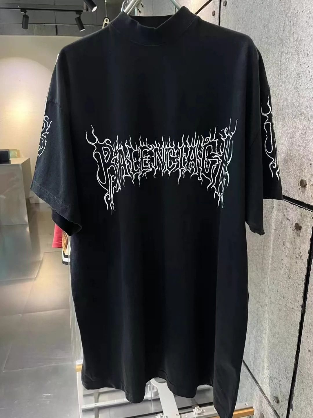 Balenciaga Balenciaga FW23 black distressed print short sleeved shirt Size US S / EU 44-46 / 1 - 1 Thumbnail