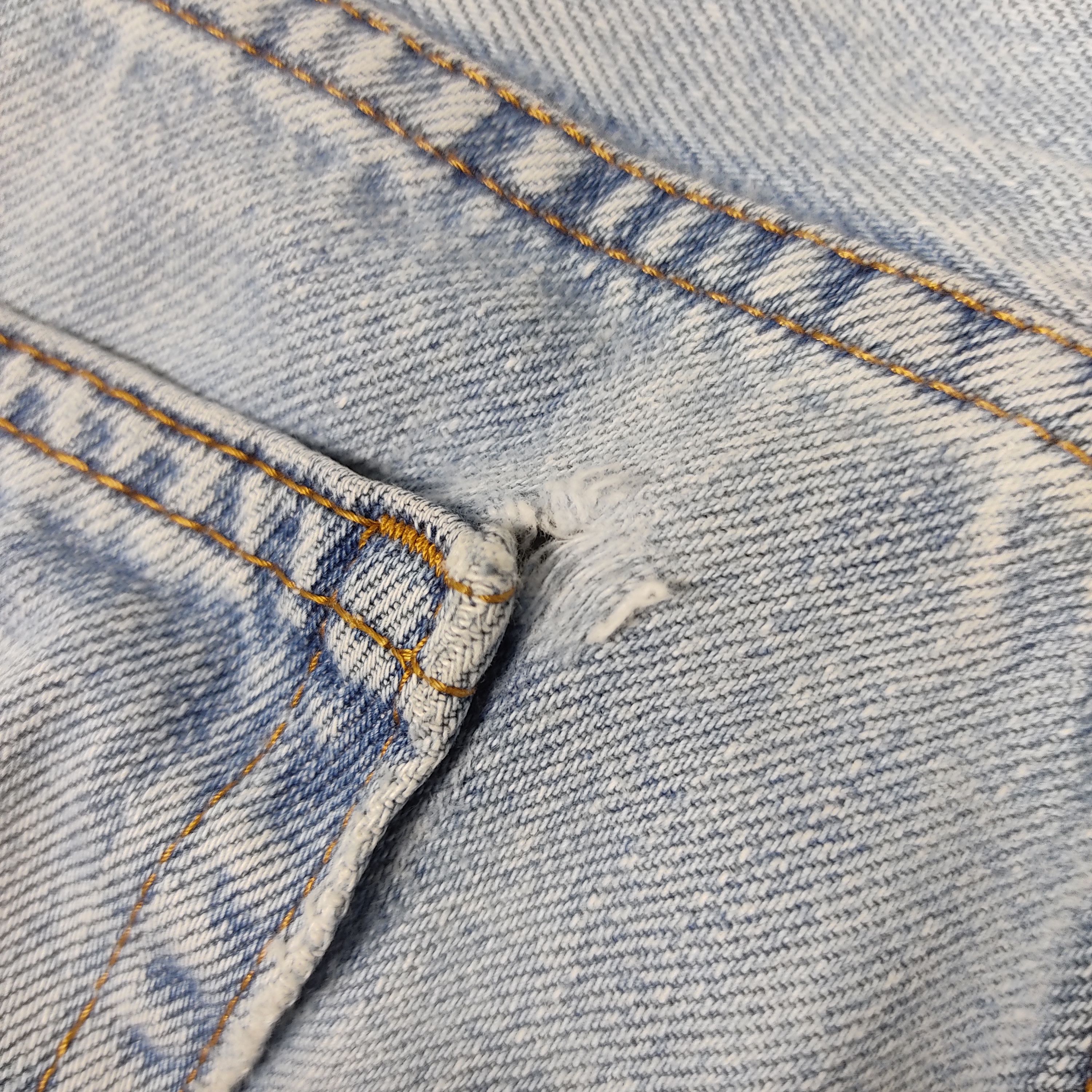 Levi's × Vintage Vintage Levis 560 Blue Light Wash Jeans L343 Size US 33 - 12 Thumbnail