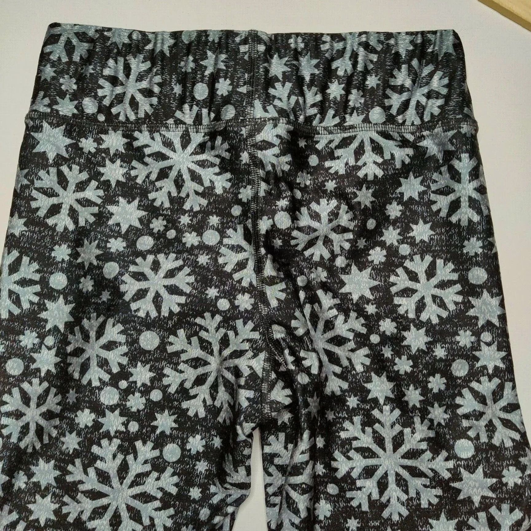 Terez TEREZ Snowflake Print Made In USA Tall Band Stretch Leggings Women Medium EUC Size 32" / US 10 / IT 46 - 3 Thumbnail