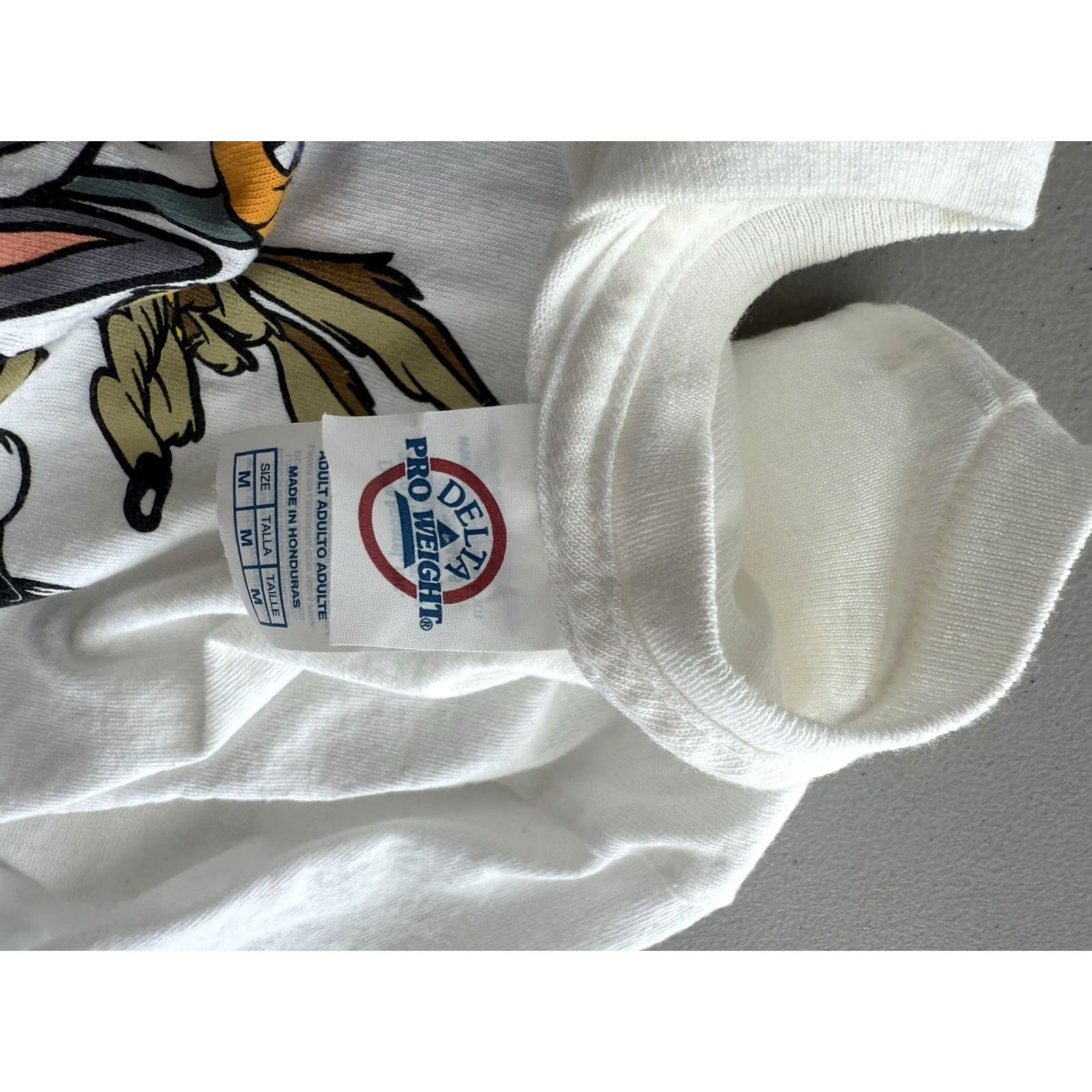 Delta VINTAGE Looney Toones Shirt Unisex Medium White 100% Cotton Bugs bunny Willy Coyote Cartoon Size US M / EU 48-50 / 2 - 4 Thumbnail