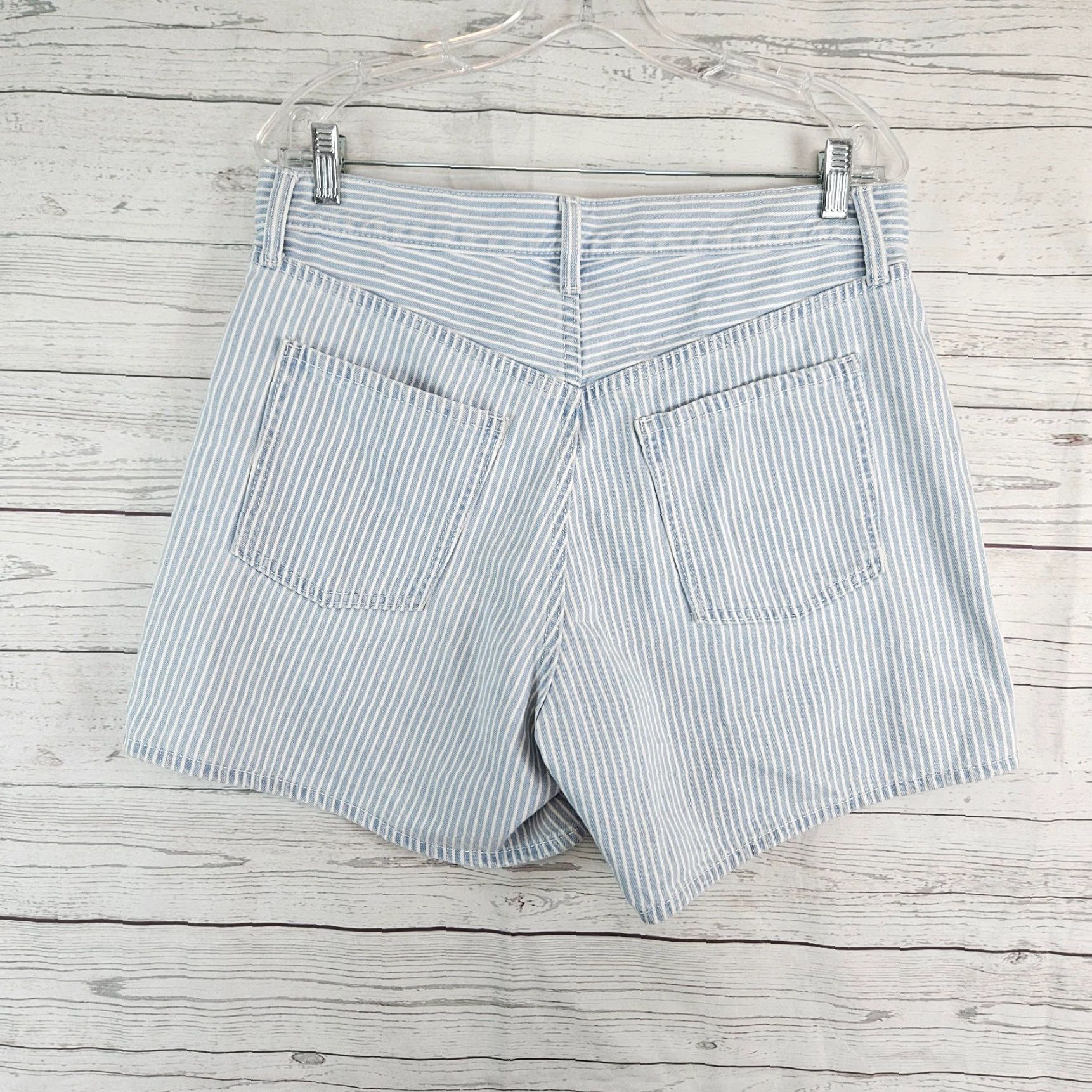 Old Navy Old Navy Womens Baggy Denim Shorts Sz 8 Blue White Stripe High Rise Denim Shorts Women 8 Blue Stripe Baggy Built-in Pockets Summer Spring Mens? Womens Size 30" / US 8 / IT 44 - 2 Thumbnail