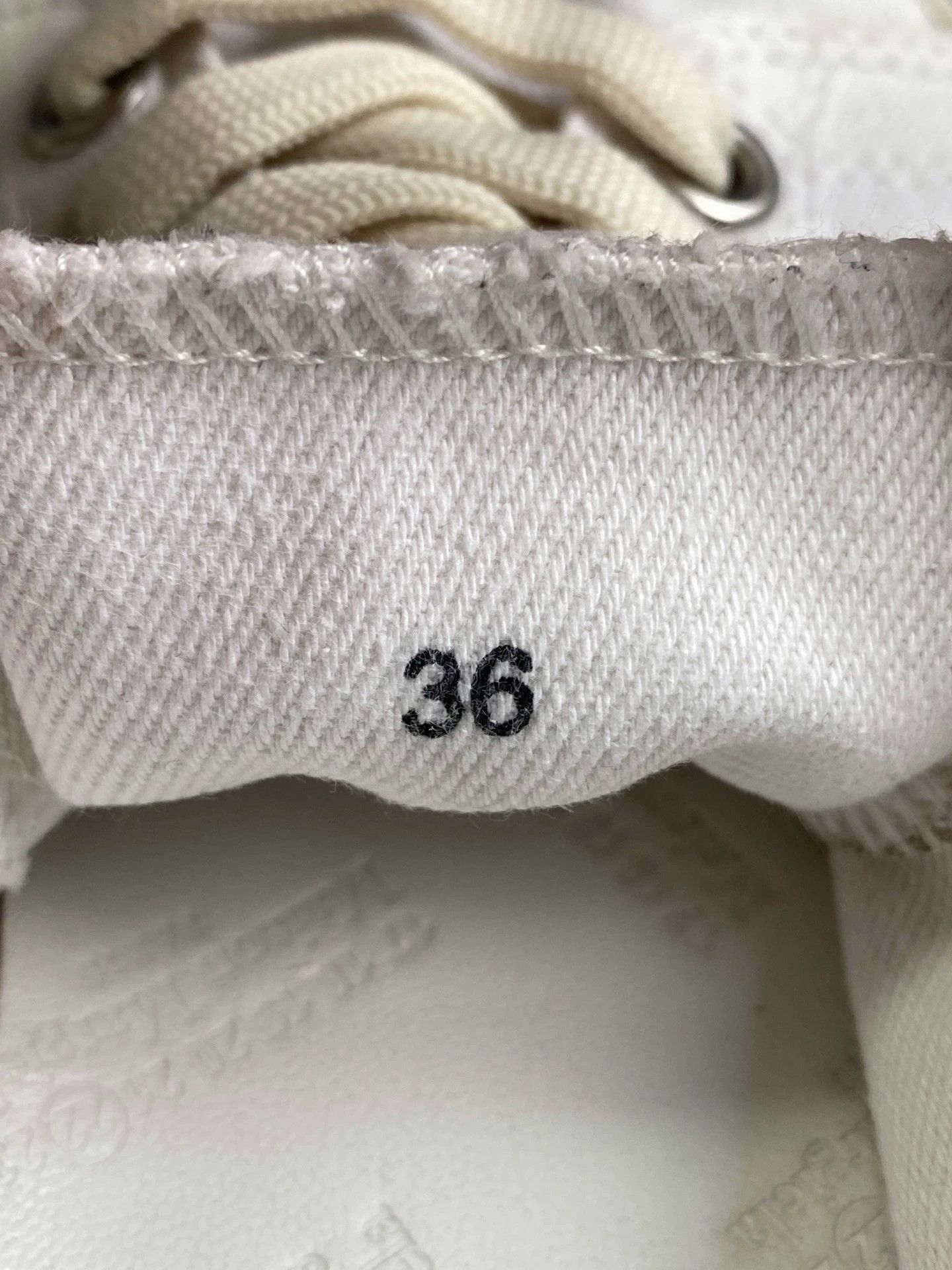 Maison Margiela Margiela Tabi White Canvas Flat Sneaker 36 8.5/10 Size US 5.5 / IT 35.5 - 8 Thumbnail