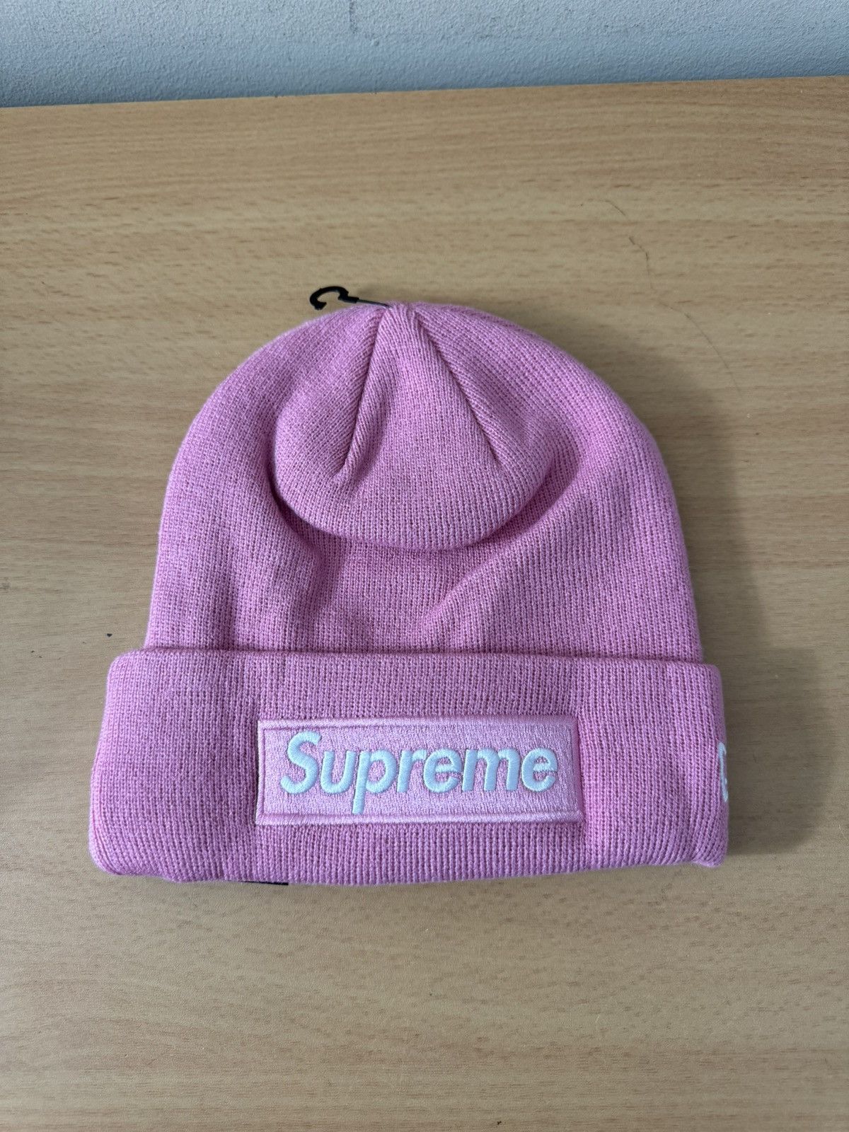 Supreme 25FW Box Logo Beanieピンク Supreme New Era Box Logo Beanie Pink (FW25) – Newcop