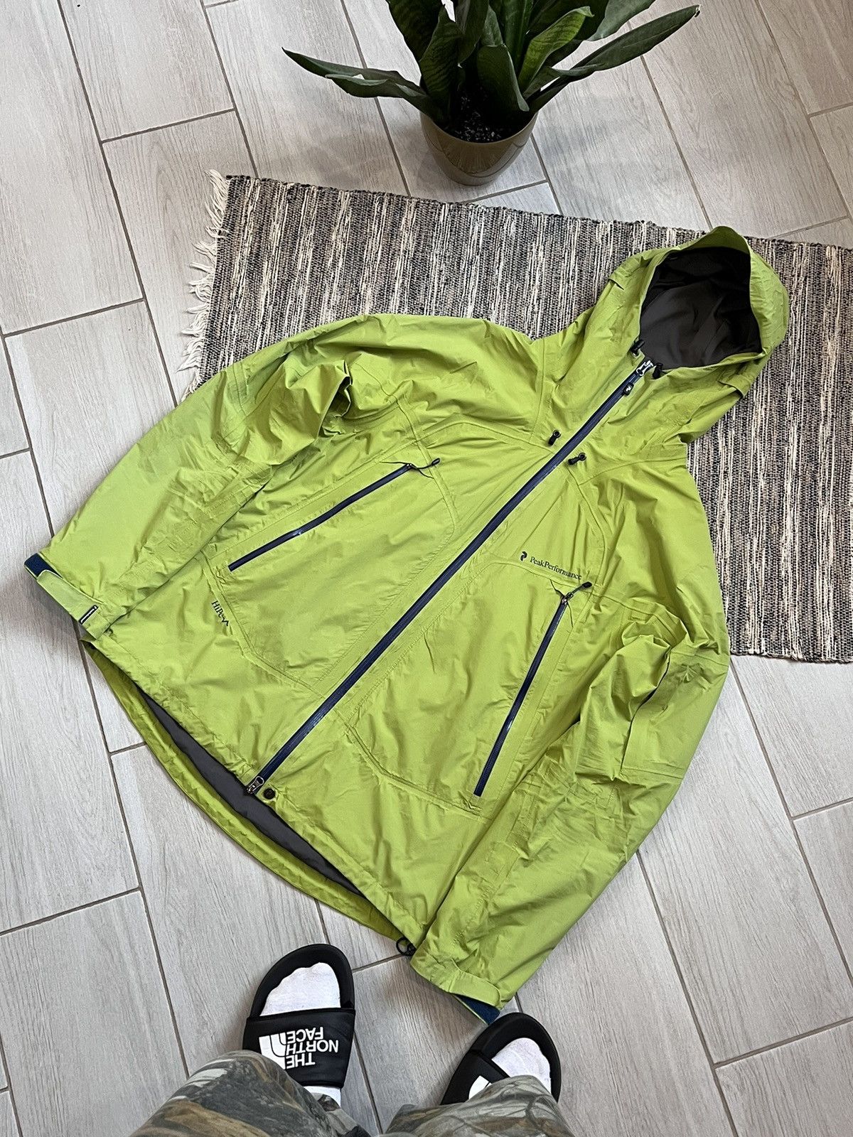 Peak Performance Peak Performance raincoat jacket outdoor minimalistic Size US L / EU 52-54 / 3 - 1 Thumbnail