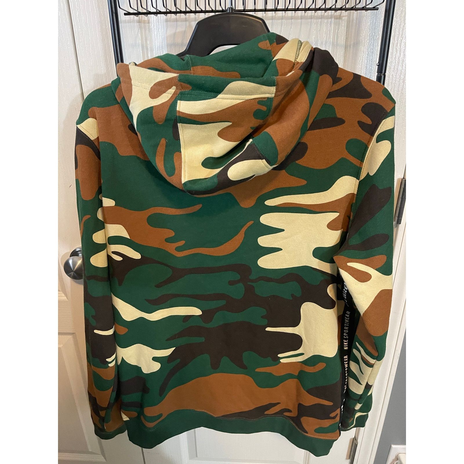 Nike NIKE AV5940-341 SPORTSWEAR JACKET: GREEN CAMO MEN SIZE M Size US M / EU 48-50 / 2 - 3 Thumbnail