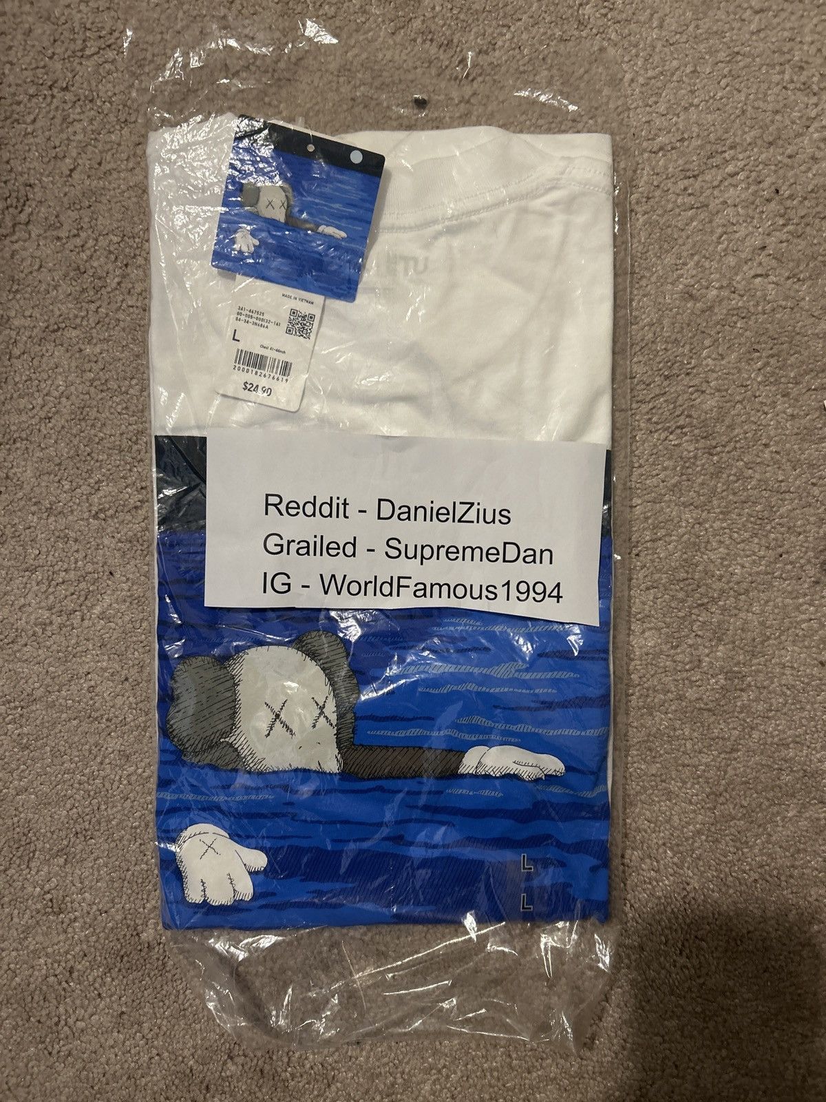 Kaws × Uniqlo KAWS x Uniqlo UT Short Sleeve Artbook Cover T-shirt Size US L / EU 52-54 / 3 - 2 Thumbnail