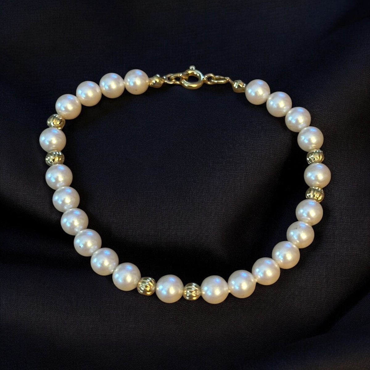 Vintage Vintage faux white pearl bracelet Size ONE SIZE - 1 Thumbnail