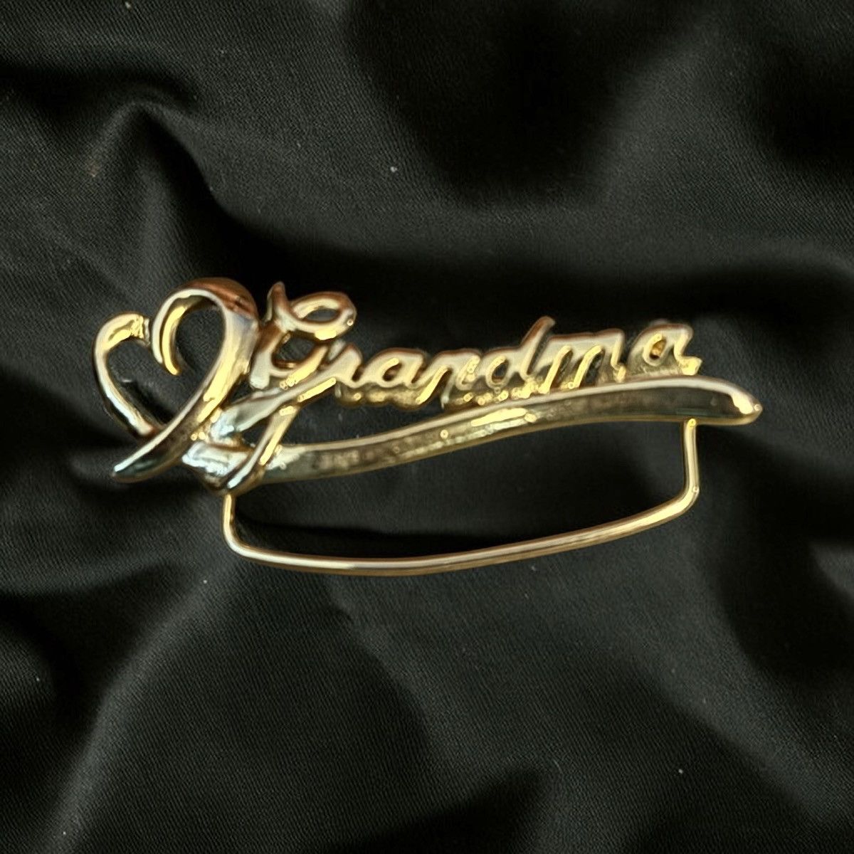 Vintage Vintage KIS hold tone Grandma charm holder brooch Size ONE SIZE - 1 Thumbnail