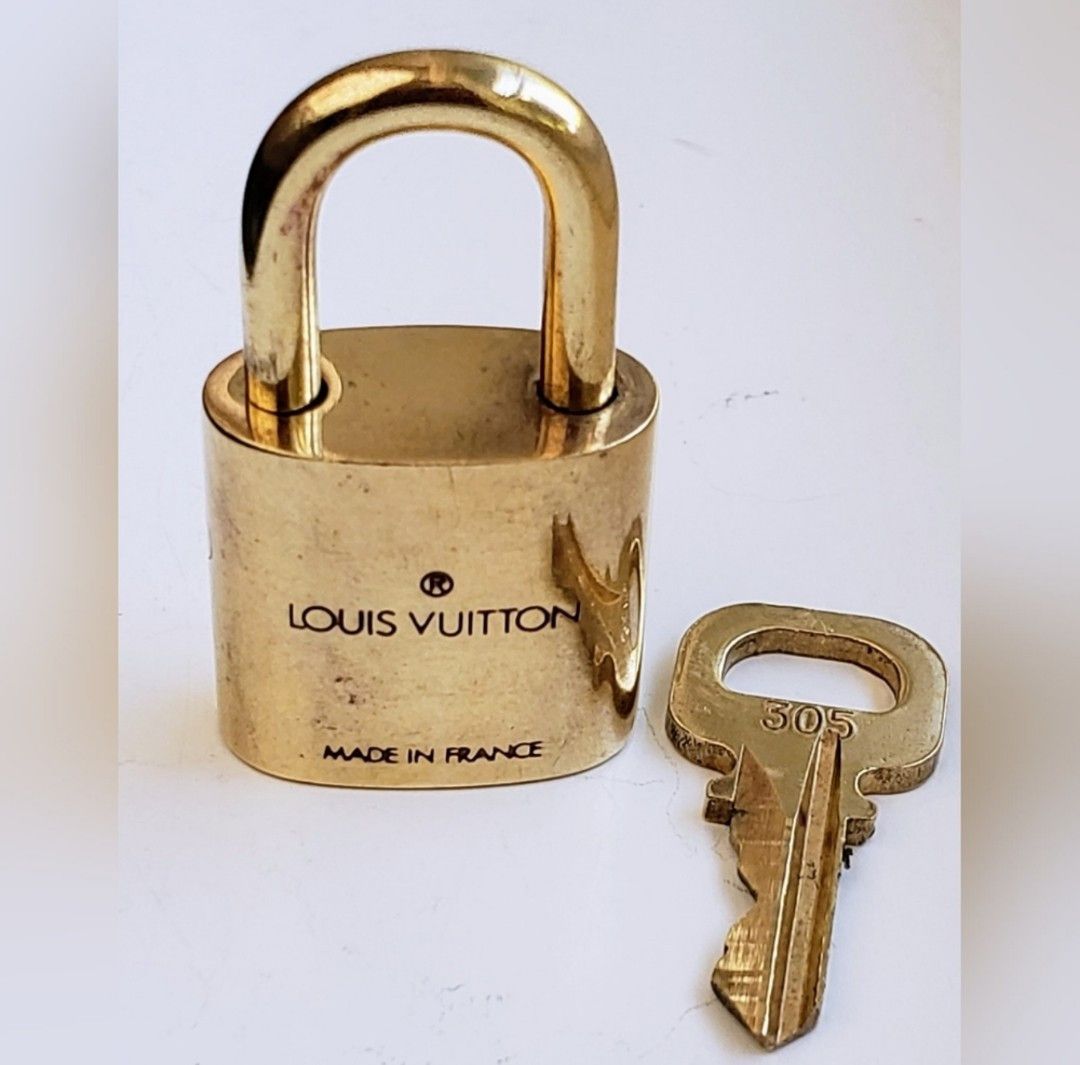 Louis Vuitton Vintage Louis Vuitton padlock, #305 (made before '09) Size ONE SIZE - 9 Thumbnail